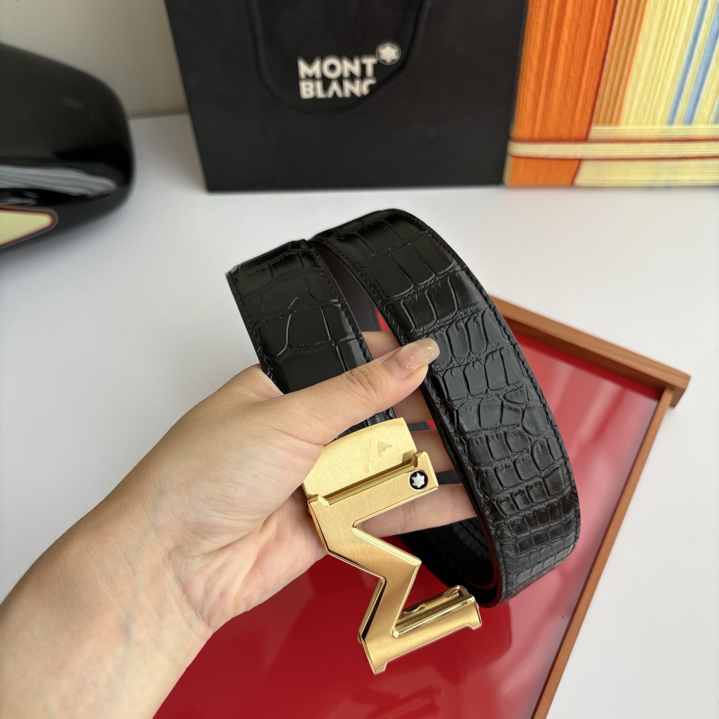 万宝龙Montblanc家持续其一贯的高雅、绅士、精致的风格，进口小牛皮，手感细腻柔软。纯钢自动精品扣，
