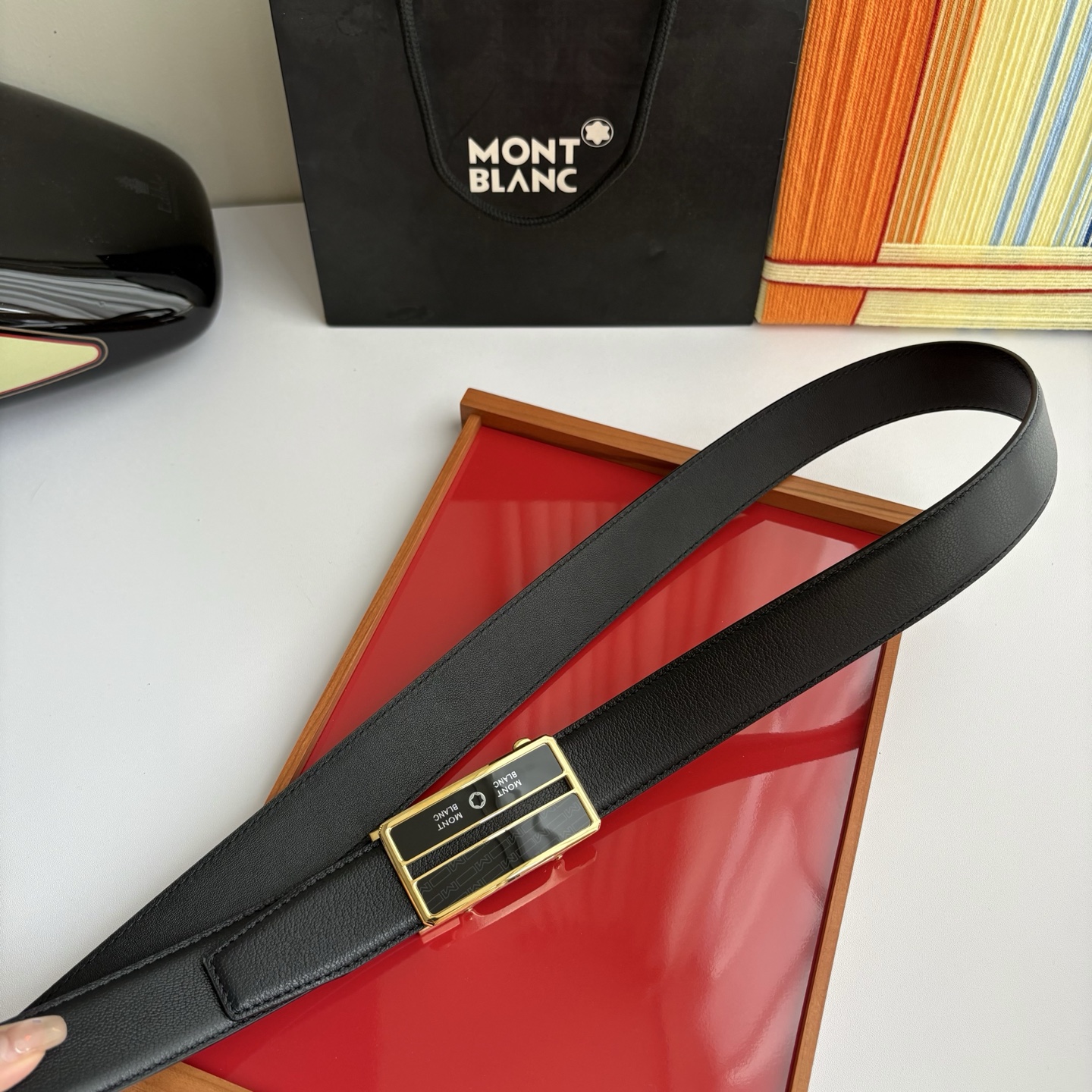 万宝龙Montblanc家持续其一贯的高雅、绅士、精致的风格，进口小牛皮，手感细腻柔软。纯钢自动精品扣，