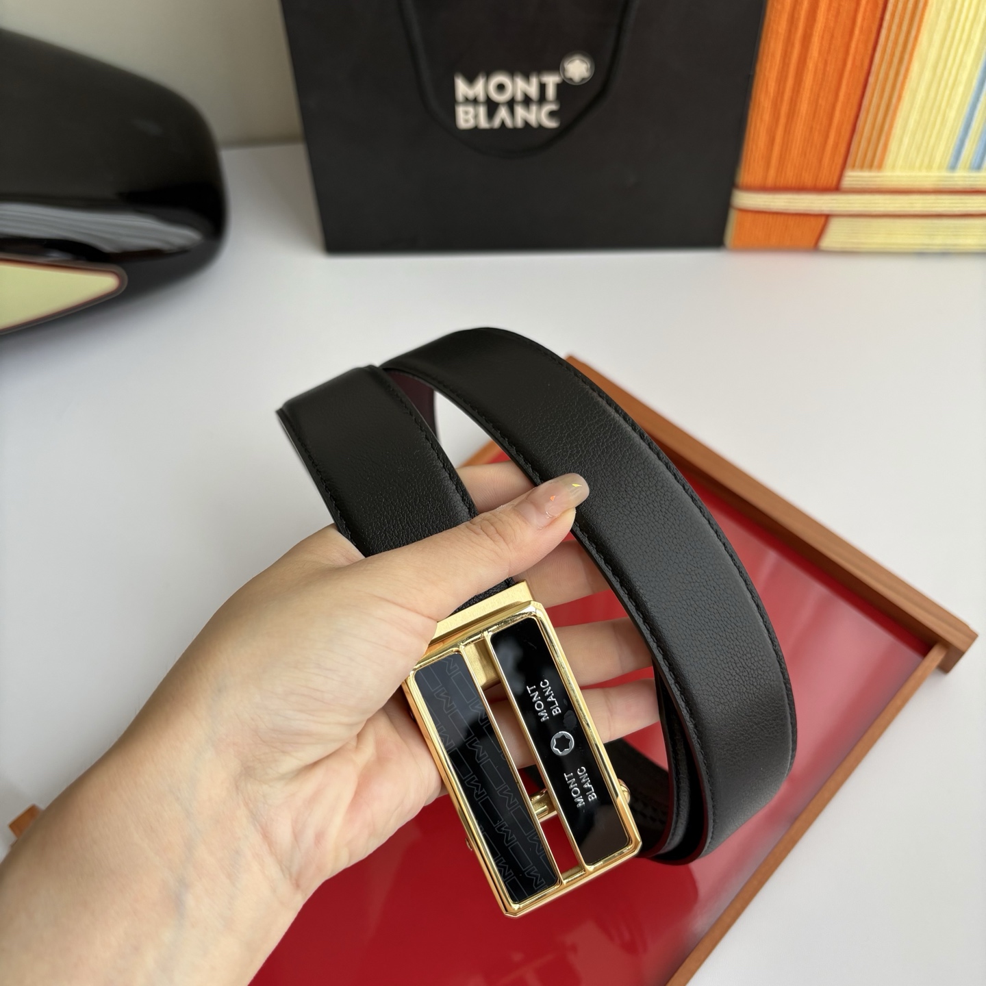 万宝龙Montblanc家持续其一贯的高雅、绅士、精致的风格，进口小牛皮，手感细腻柔软。纯钢自动精品扣，
