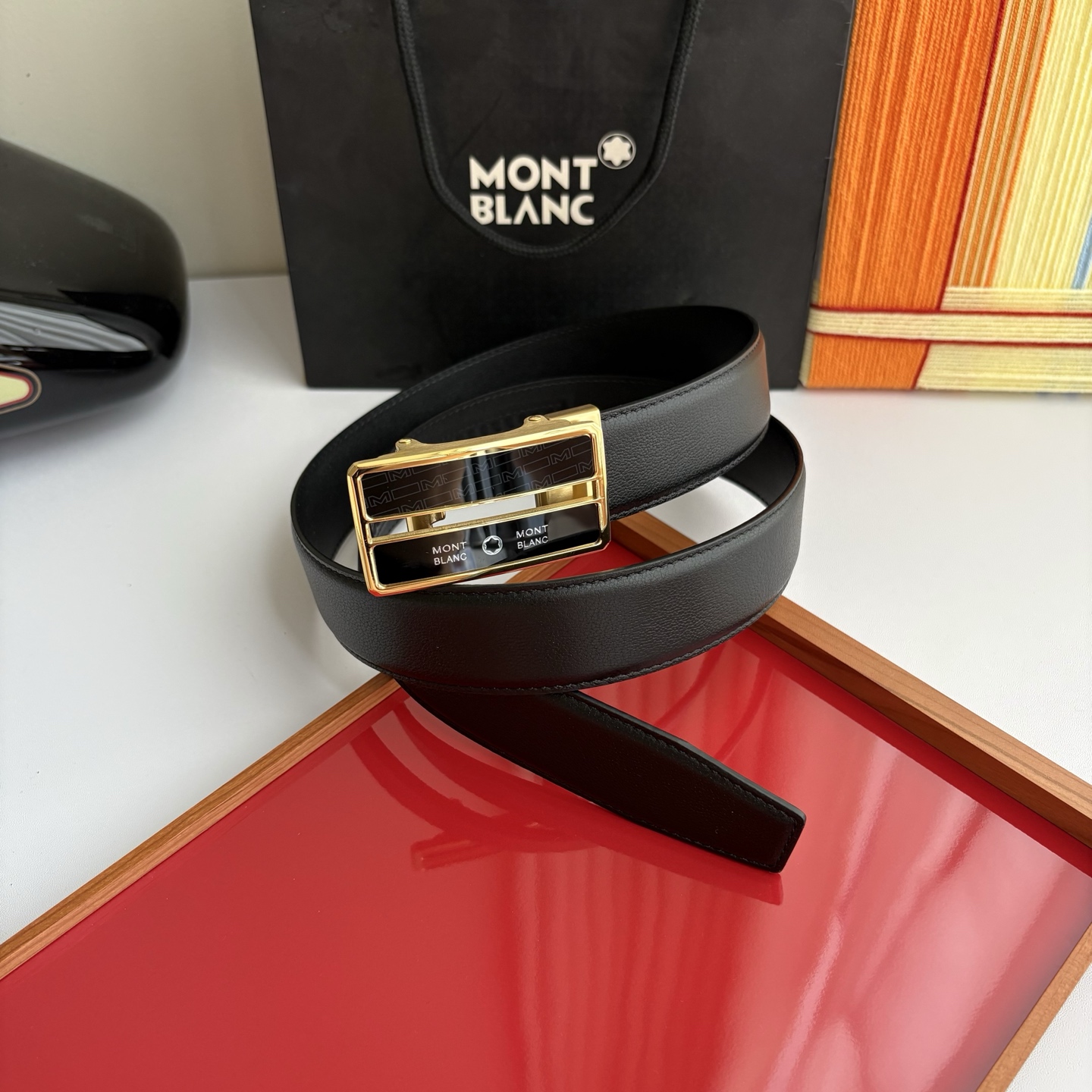 万宝龙Montblanc家持续其一贯的高雅、绅士、精致的风格，进口小牛皮，手感细腻柔软。纯钢自动精品扣，