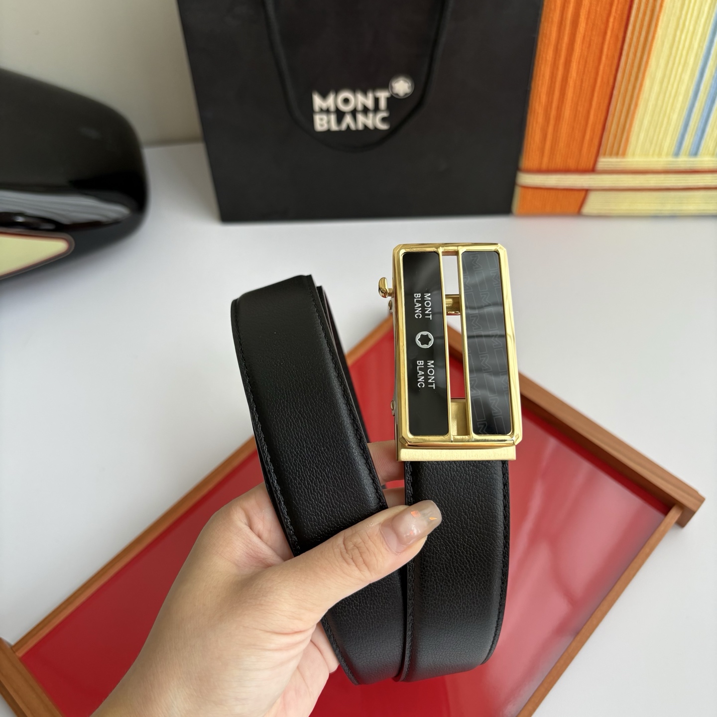 万宝龙Montblanc家持续其一贯的高雅、绅士、精致的风格，进口小牛皮，手感细腻柔软。纯钢自动精品扣，