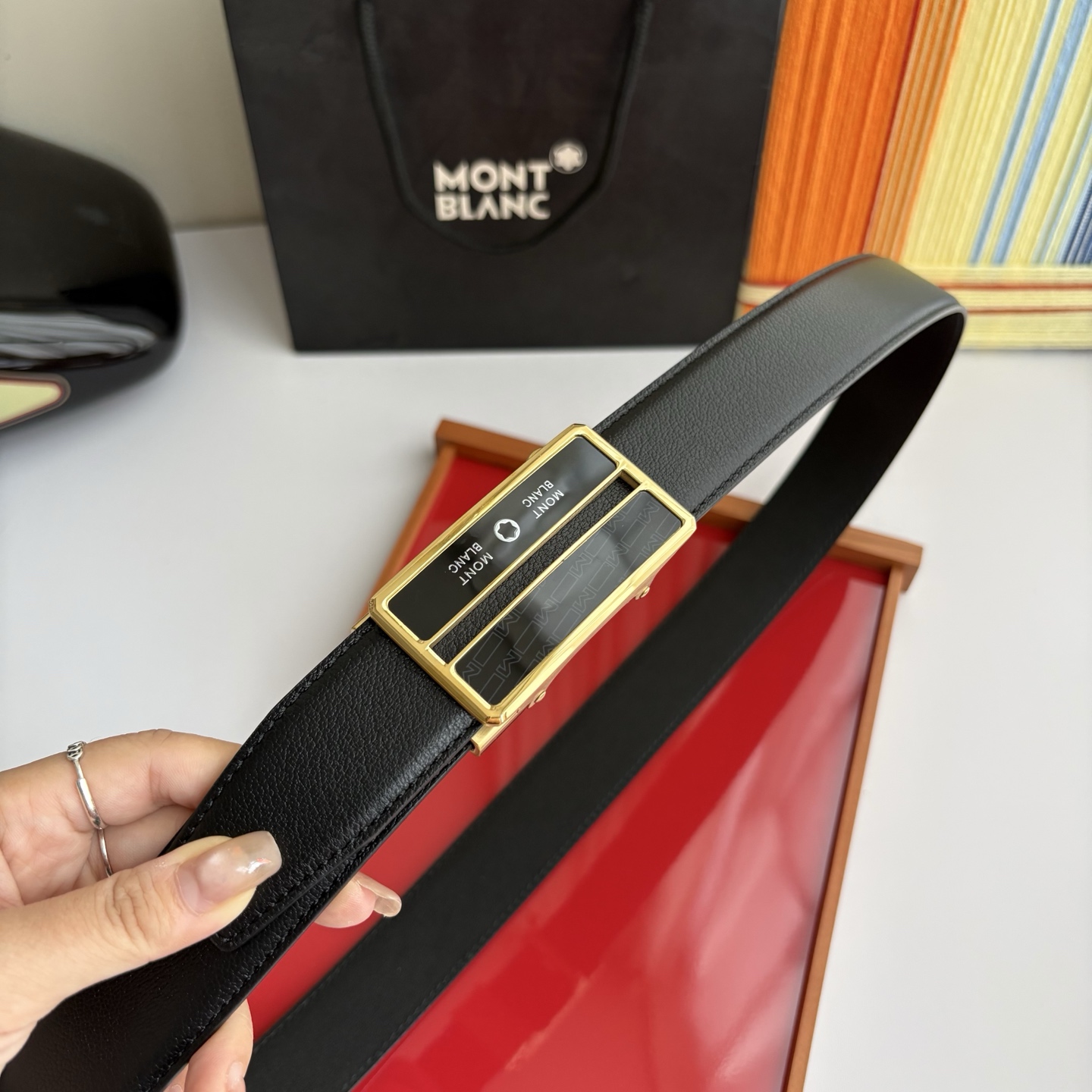 万宝龙Montblanc家持续其一贯的高雅、绅士、精致的风格，进口小牛皮，手感细腻柔软。纯钢自动精品扣，