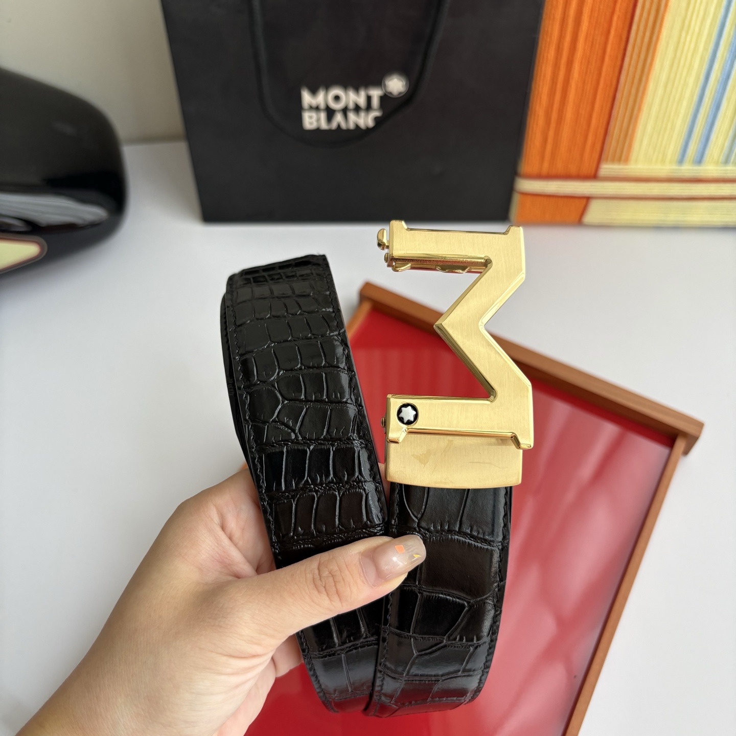 万宝龙Montblanc家持续其一贯的高雅、绅士、精致的风格，进口小牛皮，手感细腻柔软。纯钢自动精品扣，