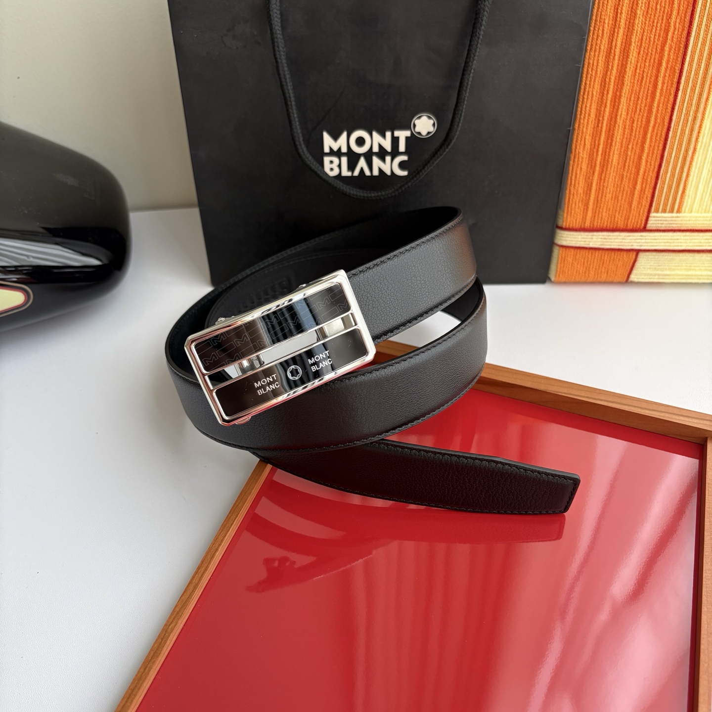 万宝龙Montblanc家持续其一贯的高雅、绅士、精致的风格，进口小牛皮，手感细腻柔软。纯钢自动精品扣，