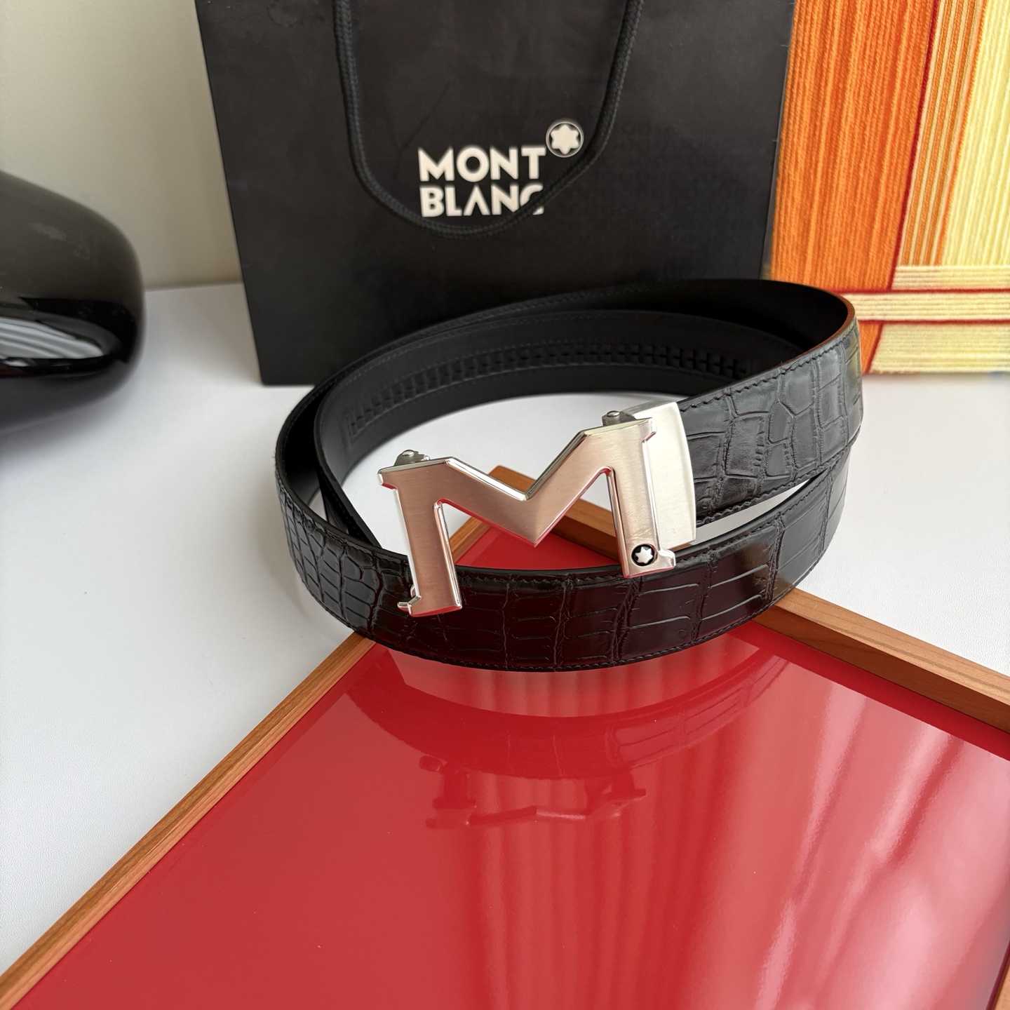 万宝龙Montblanc家持续其一贯的高雅、绅士、精致的风格，进口小牛皮，手感细腻柔软。纯钢自动精品扣，
