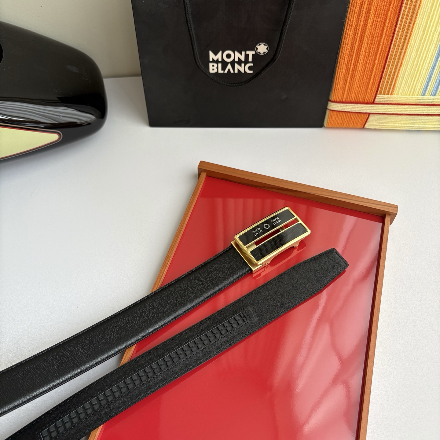 万宝龙Montblanc家持续其一贯的高雅、绅士、精致的风格，进口小牛皮，手感细腻柔软。纯钢自动精品扣，