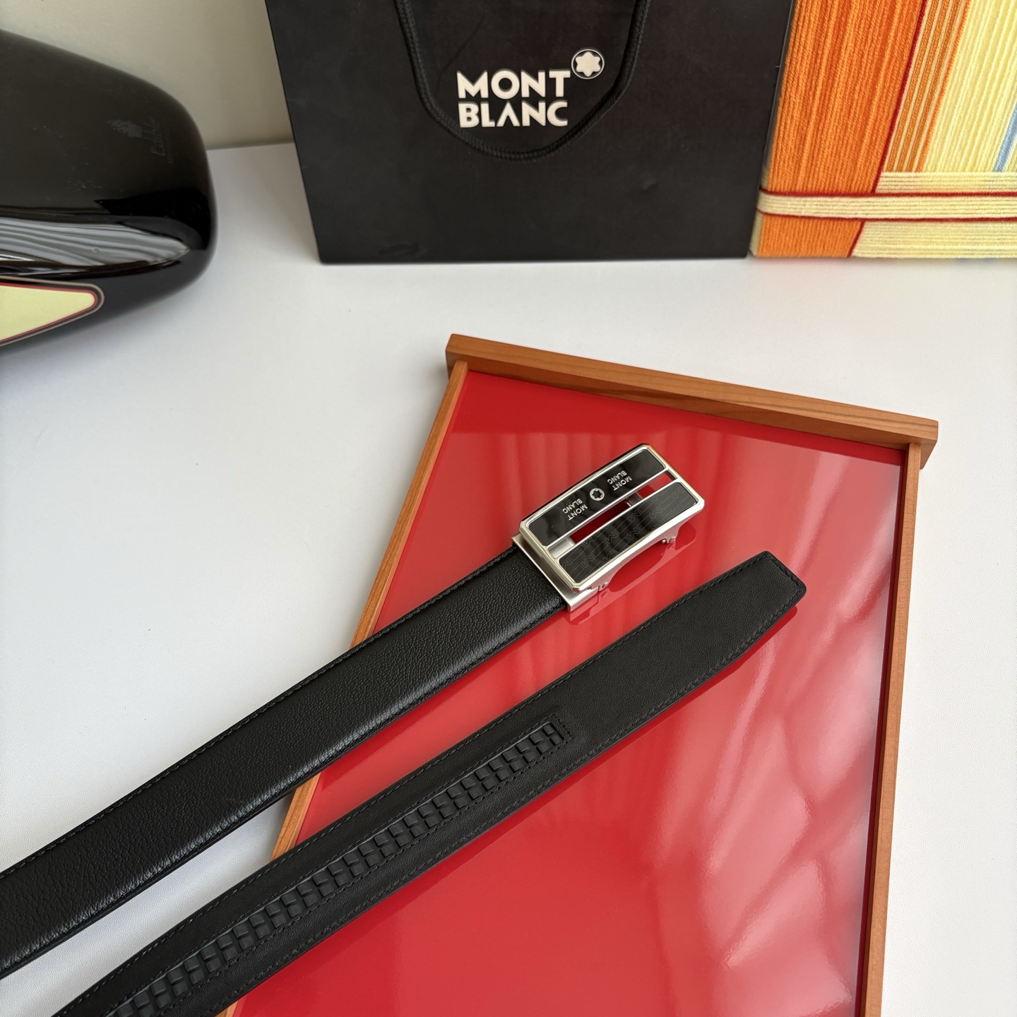 万宝龙Montblanc家持续其一贯的高雅、绅士、精致的风格，进口小牛皮，手感细腻柔软。纯钢自动精品扣，