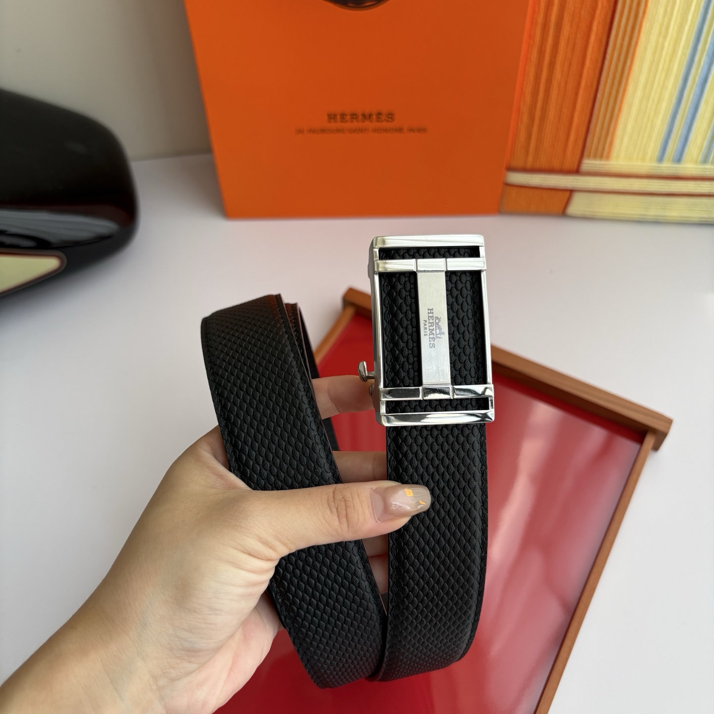 【爱马仕】 爱马仕经典小牛皮，手感细腻柔软，搭配纯钢自动精品扣，男士必备！宽度：3.5cm