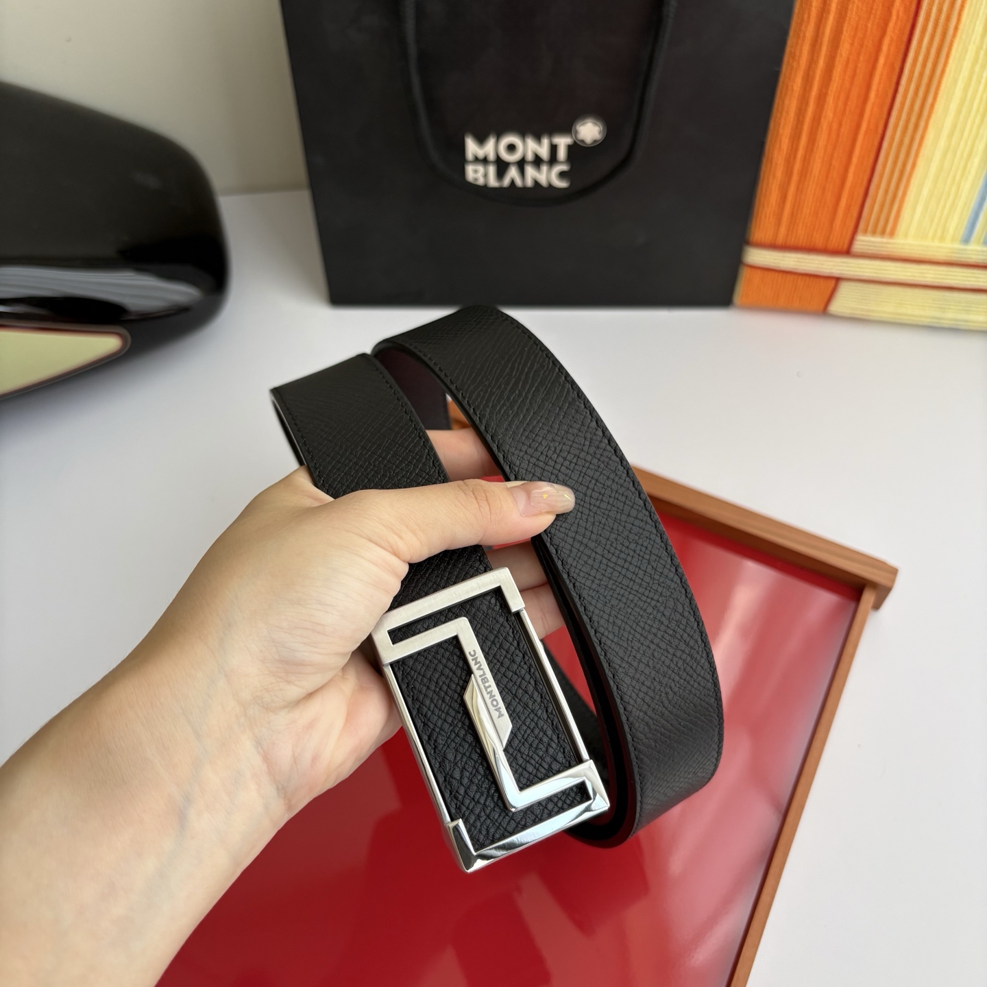 万宝龙Montblanc家持续其一贯的高雅、绅士、精致的风格，进口小牛皮，手感细腻柔软。纯钢自动精品扣，