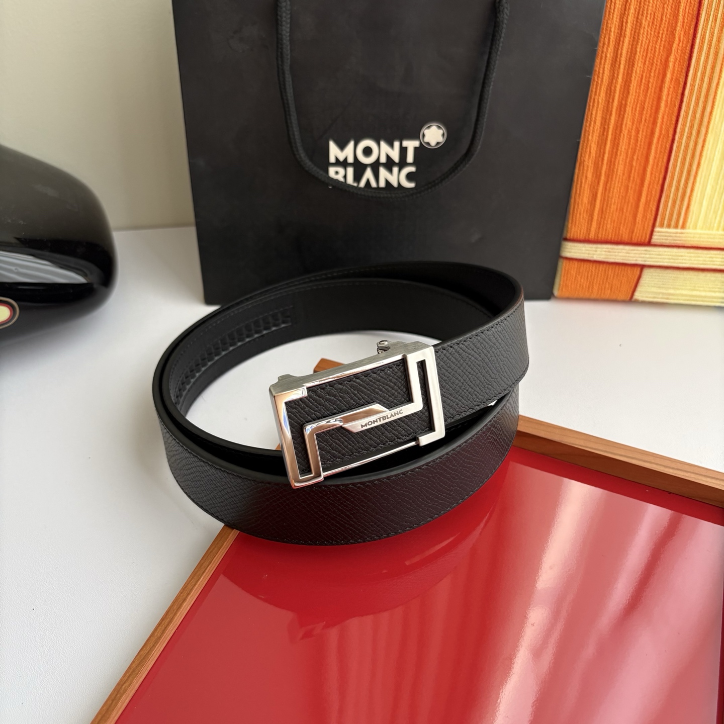 万宝龙Montblanc家持续其一贯的高雅、绅士、精致的风格，进口小牛皮，手感细腻柔软。纯钢自动精品扣，