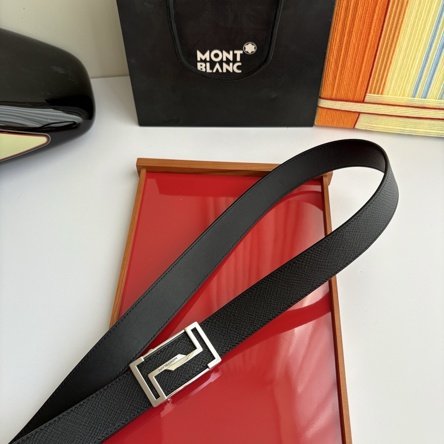 万宝龙Montblanc家持续其一贯的高雅、绅士、精致的风格，进口小牛皮，手感细腻柔软。纯钢自动精品扣，