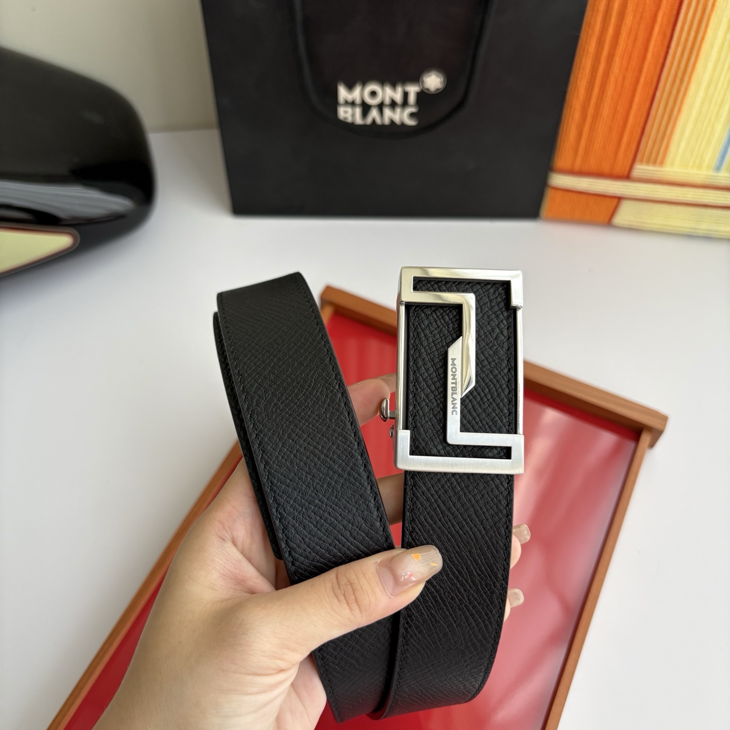万宝龙Montblanc家持续其一贯的高雅、绅士、精致的风格，进口小牛皮，手感细腻柔软。纯钢自动精品扣，