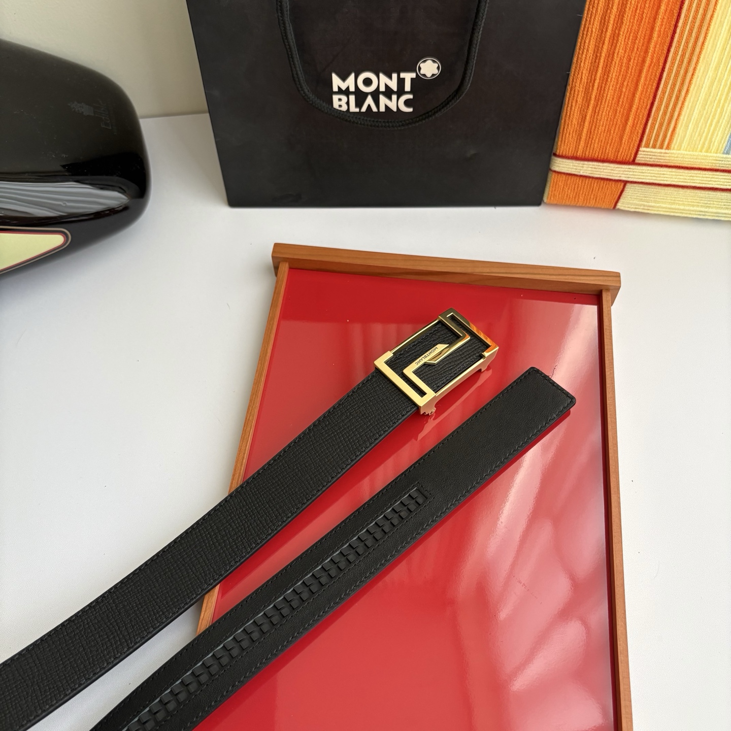 万宝龙Montblanc家持续其一贯的高雅、绅士、精致的风格，进口小牛皮，手感细腻柔软。纯钢自动精品扣，