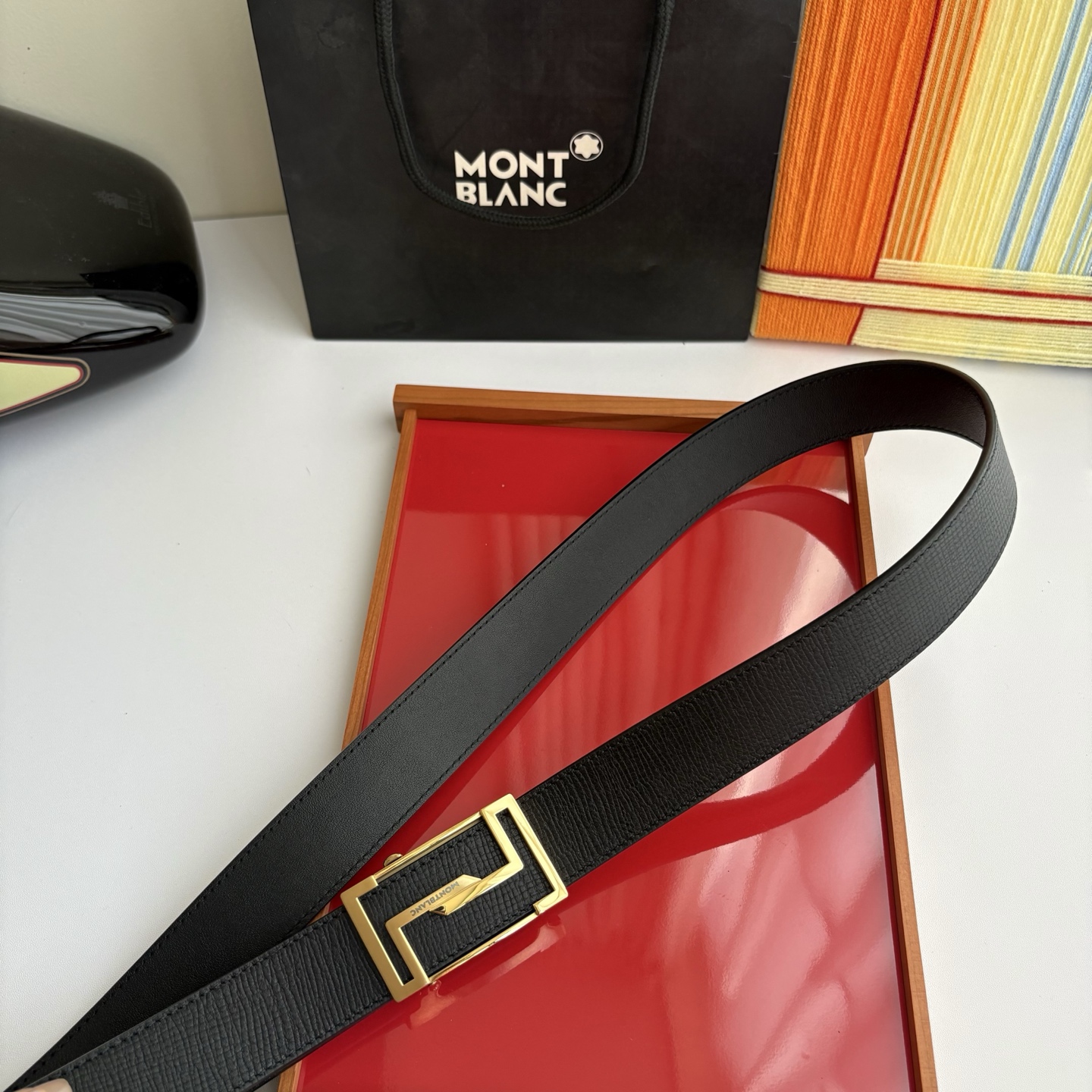 万宝龙Montblanc家持续其一贯的高雅、绅士、精致的风格，进口小牛皮，手感细腻柔软。纯钢自动精品扣，