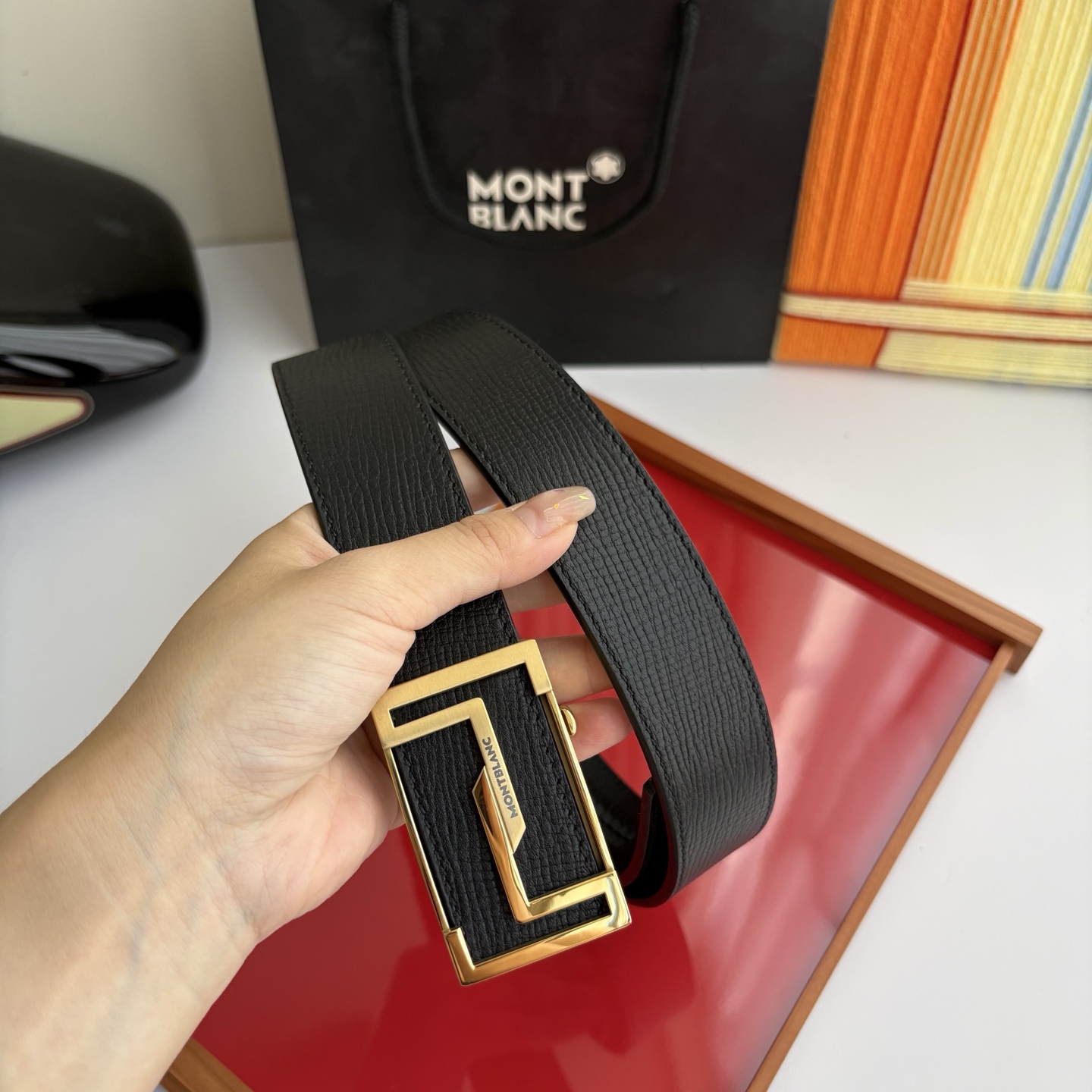 万宝龙Montblanc家持续其一贯的高雅、绅士、精致的风格，进口小牛皮，手感细腻柔软。纯钢自动精品扣，