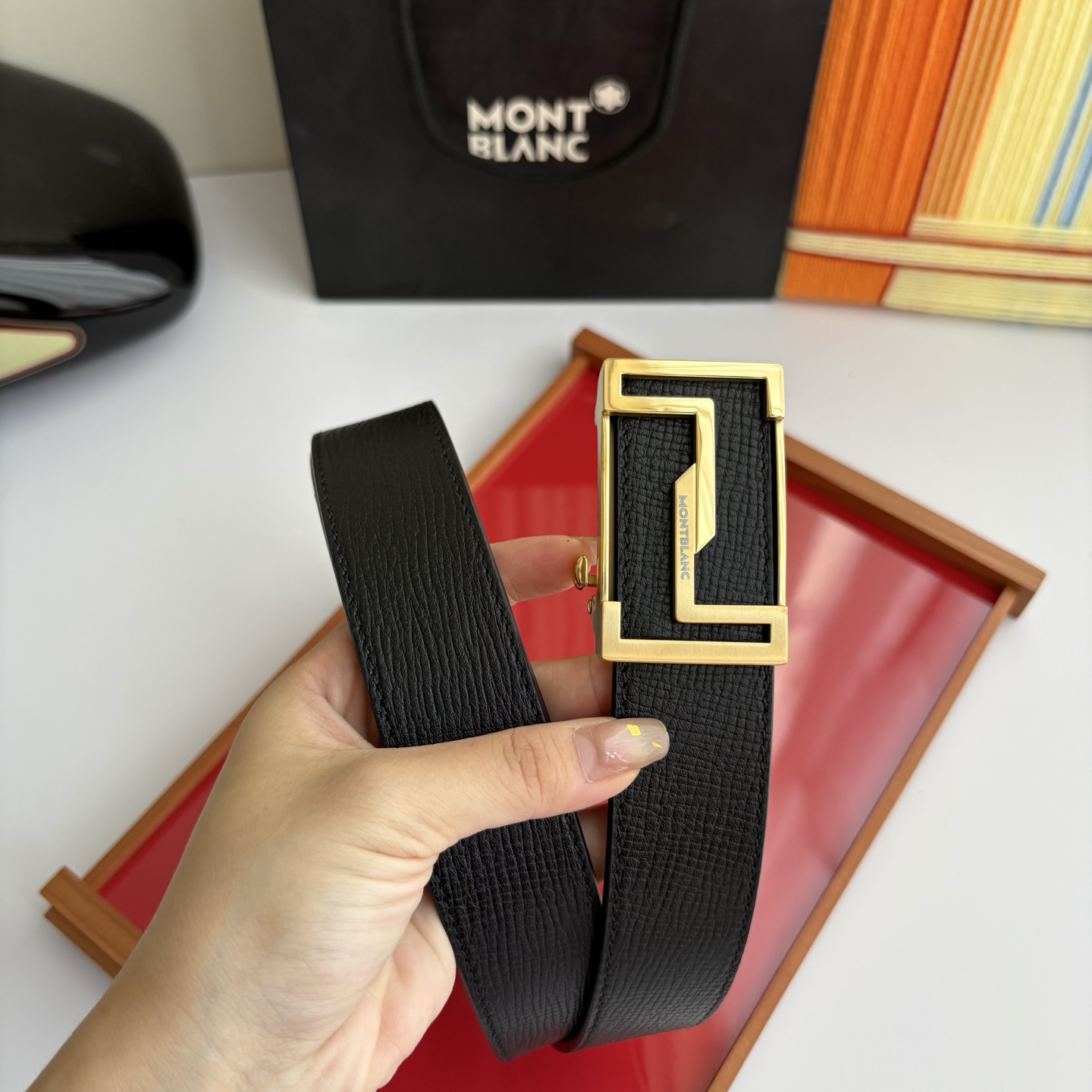 万宝龙Montblanc家持续其一贯的高雅、绅士、精致的风格，进口小牛皮，手感细腻柔软。纯钢自动精品扣，