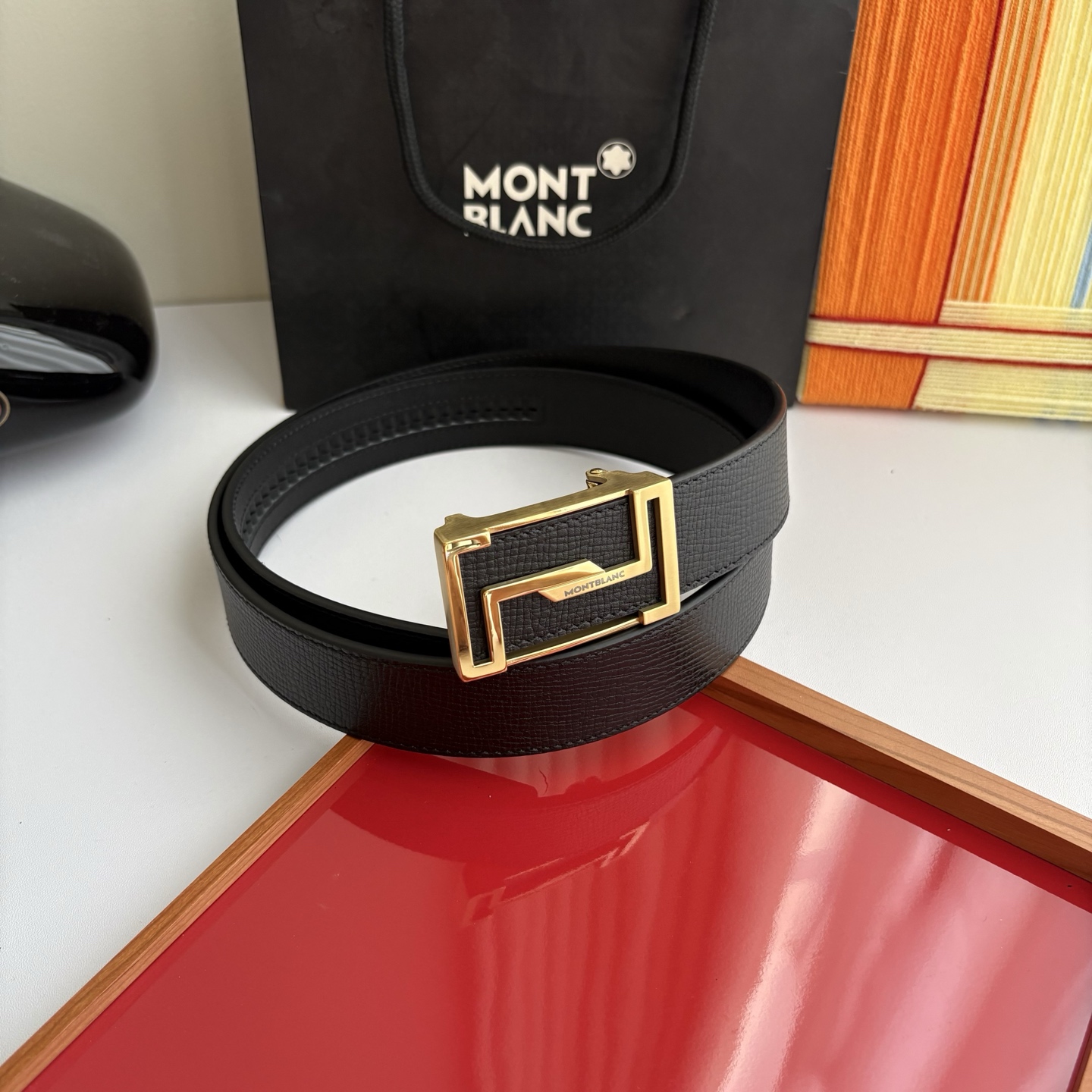 万宝龙Montblanc家持续其一贯的高雅、绅士、精致的风格，进口小牛皮，手感细腻柔软。纯钢自动精品扣，