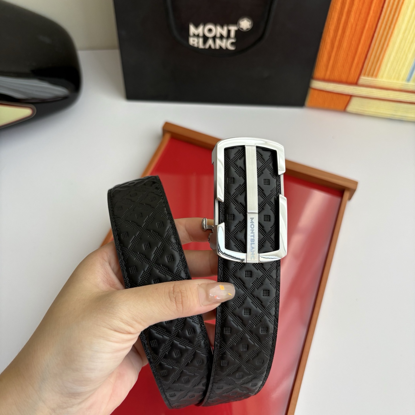 万宝龙Montblanc家持续其一贯的高雅、绅士、精致的风格，进口小牛皮，手感细腻柔软。纯钢自动精品扣，
