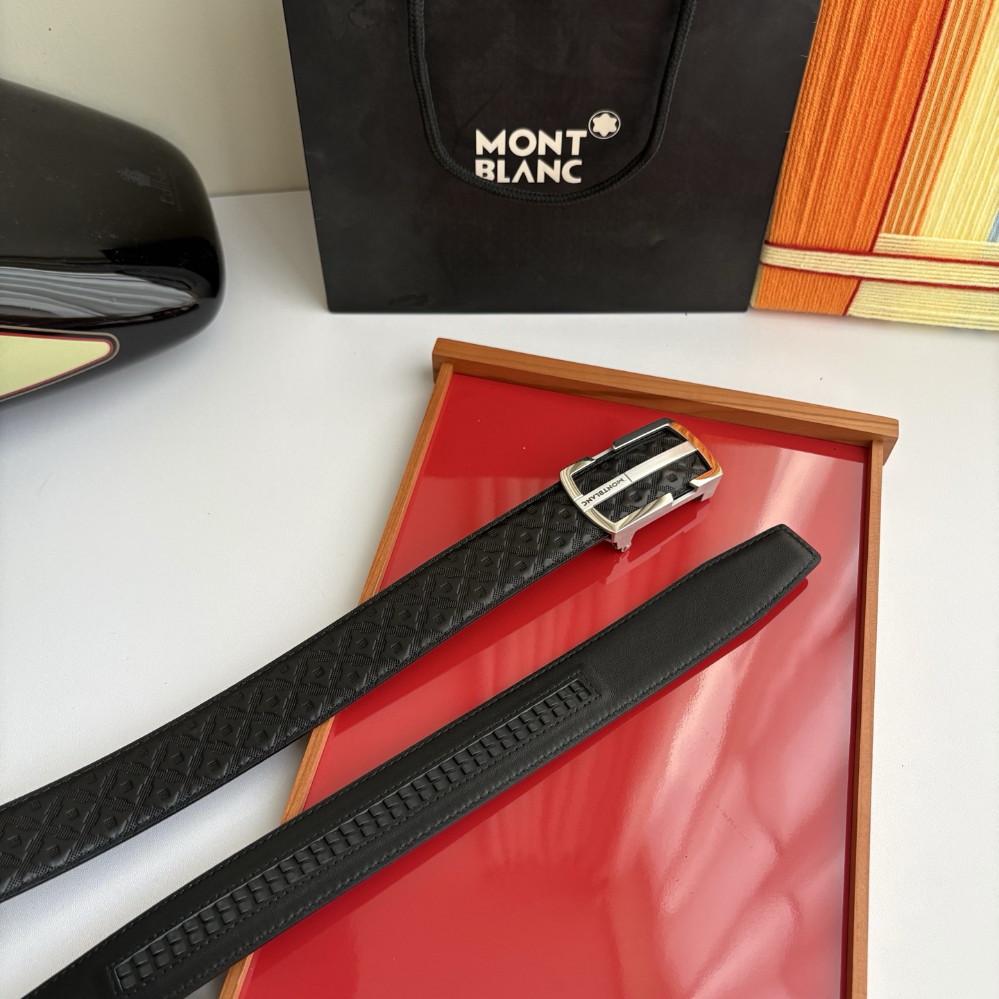 万宝龙Montblanc家持续其一贯的高雅、绅士、精致的风格，进口小牛皮，手感细腻柔软。纯钢自动精品扣，