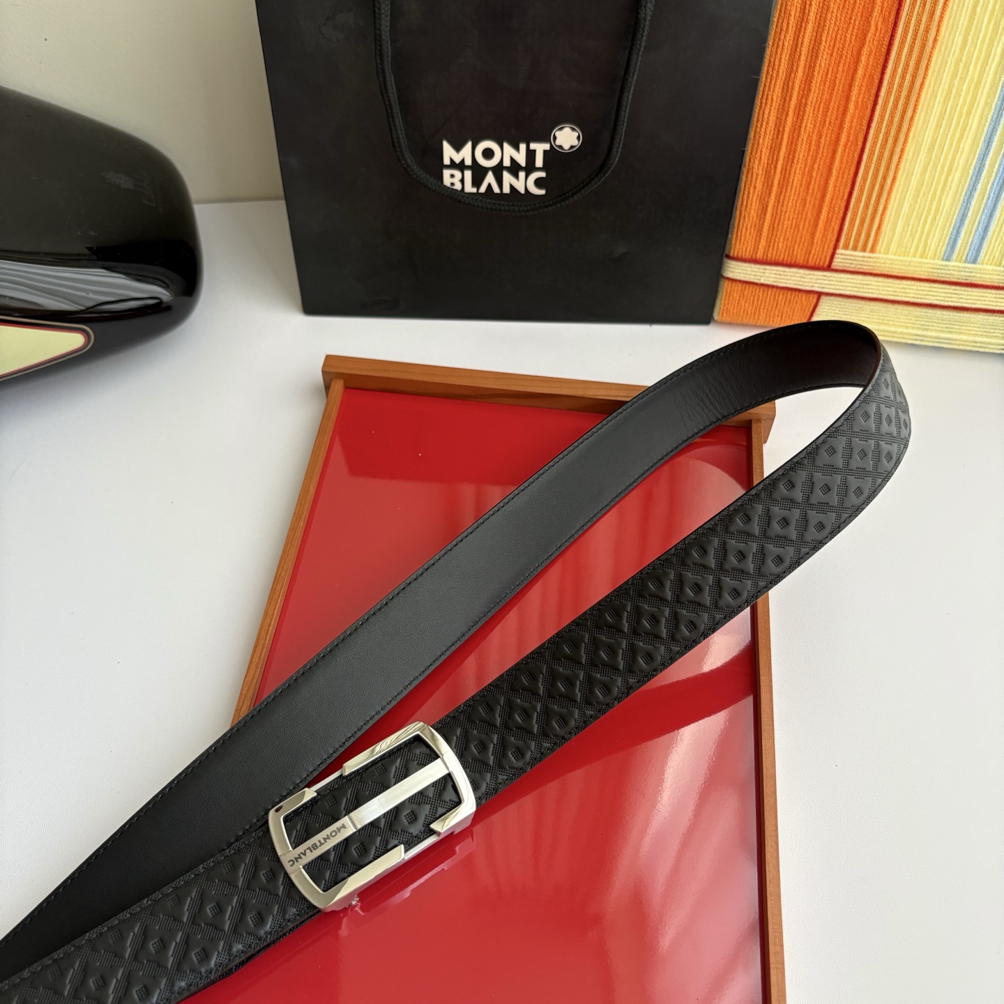 万宝龙Montblanc家持续其一贯的高雅、绅士、精致的风格，进口小牛皮，手感细腻柔软。纯钢自动精品扣，