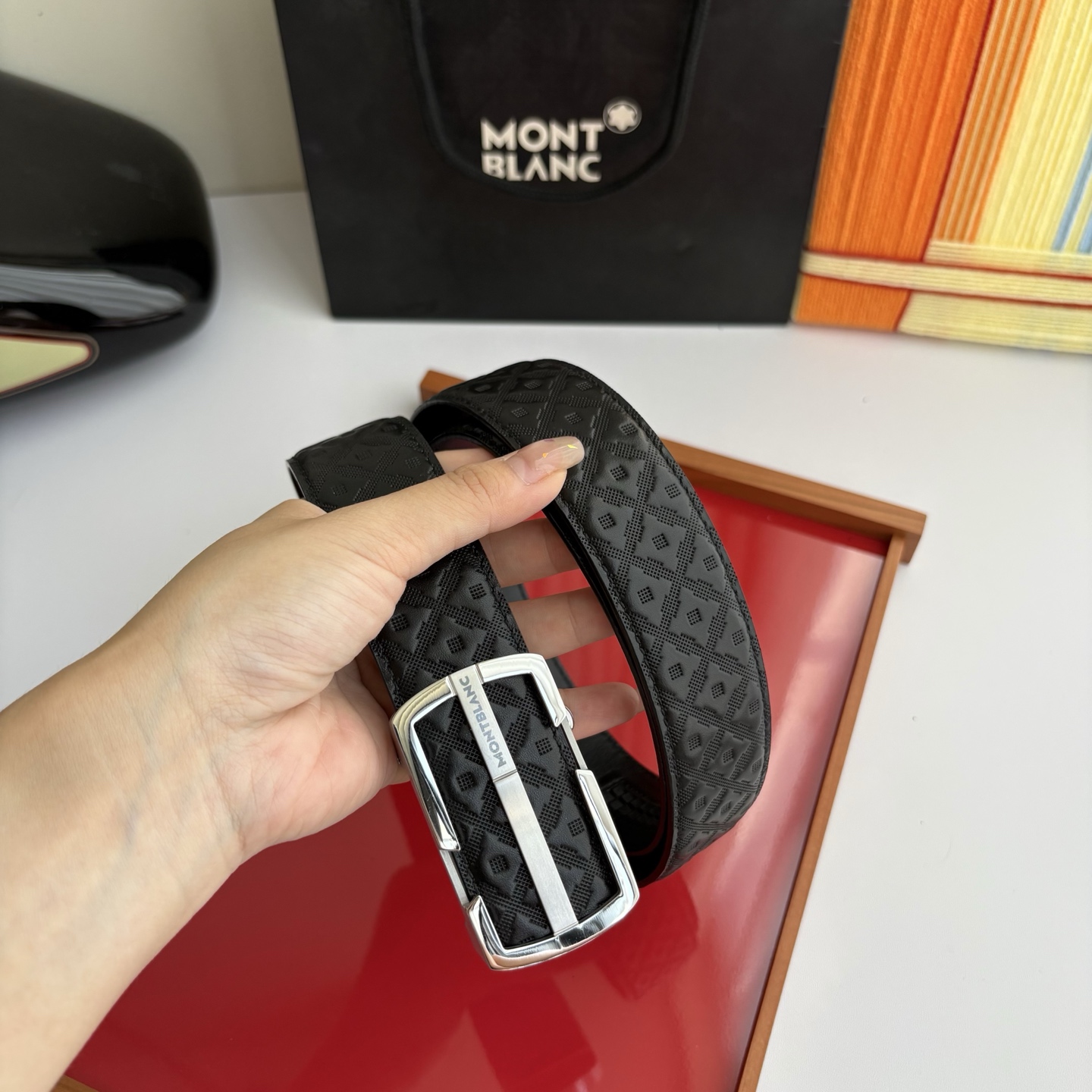 万宝龙Montblanc家持续其一贯的高雅、绅士、精致的风格，进口小牛皮，手感细腻柔软。纯钢自动精品扣，