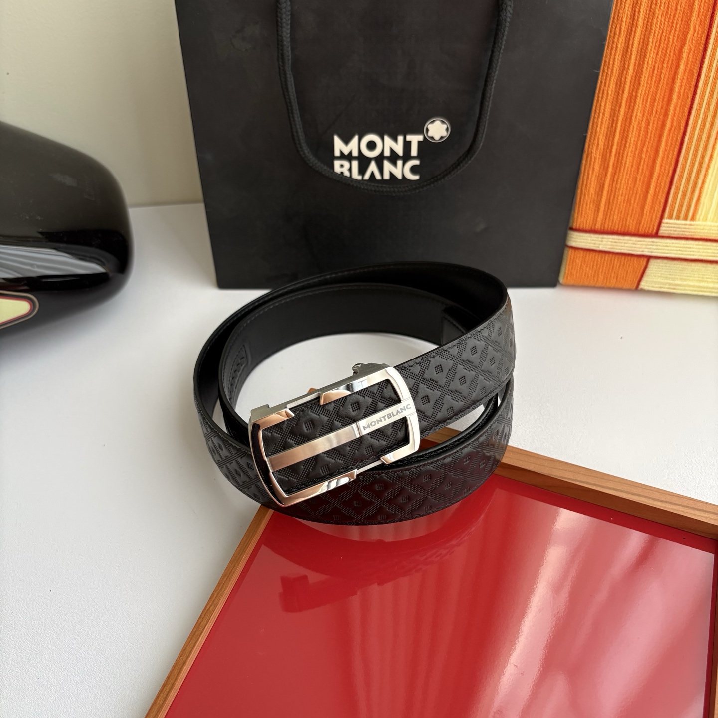 万宝龙Montblanc家持续其一贯的高雅、绅士、精致的风格，进口小牛皮，手感细腻柔软。纯钢自动精品扣，