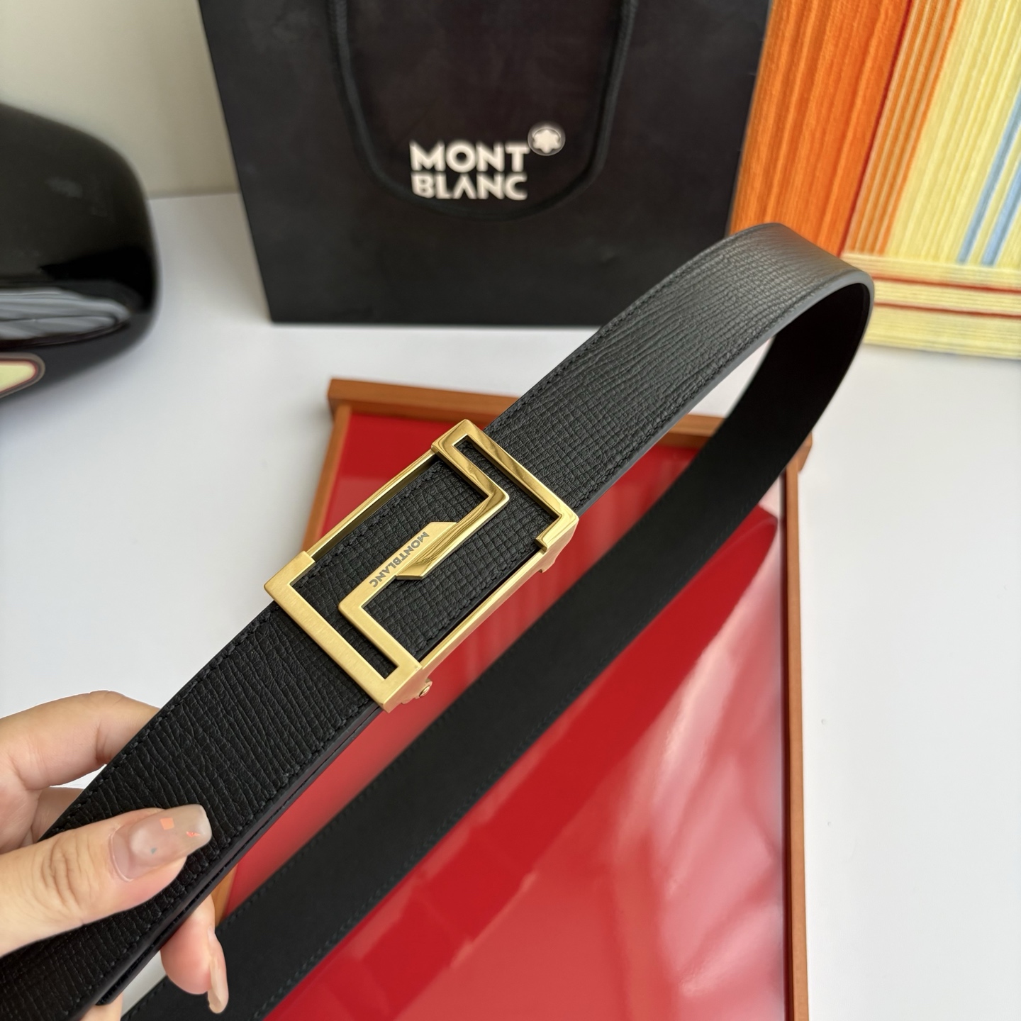 万宝龙Montblanc家持续其一贯的高雅、绅士、精致的风格，进口小牛皮，手感细腻柔软。纯钢自动精品扣，