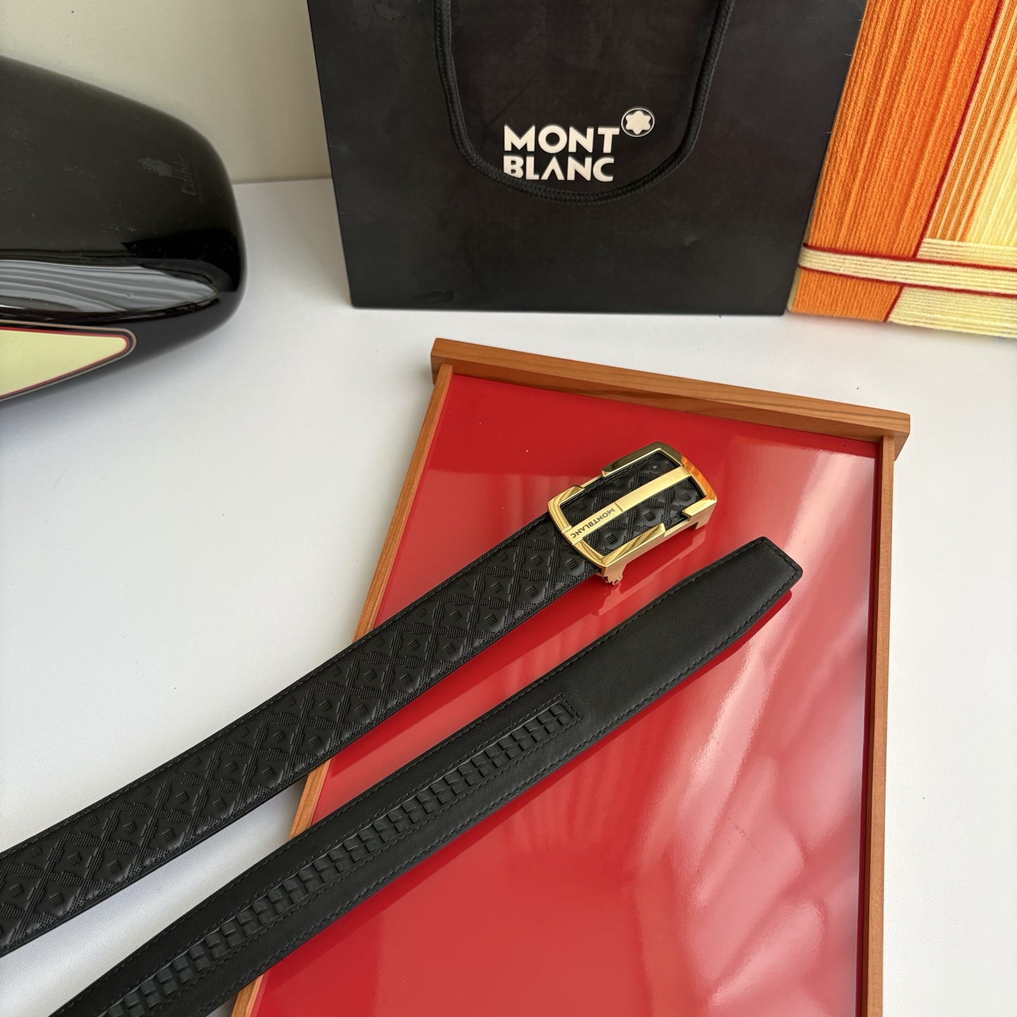 万宝龙Montblanc家持续其一贯的高雅、绅士、精致的风格，进口小牛皮，手感细腻柔软。纯钢自动精品扣，