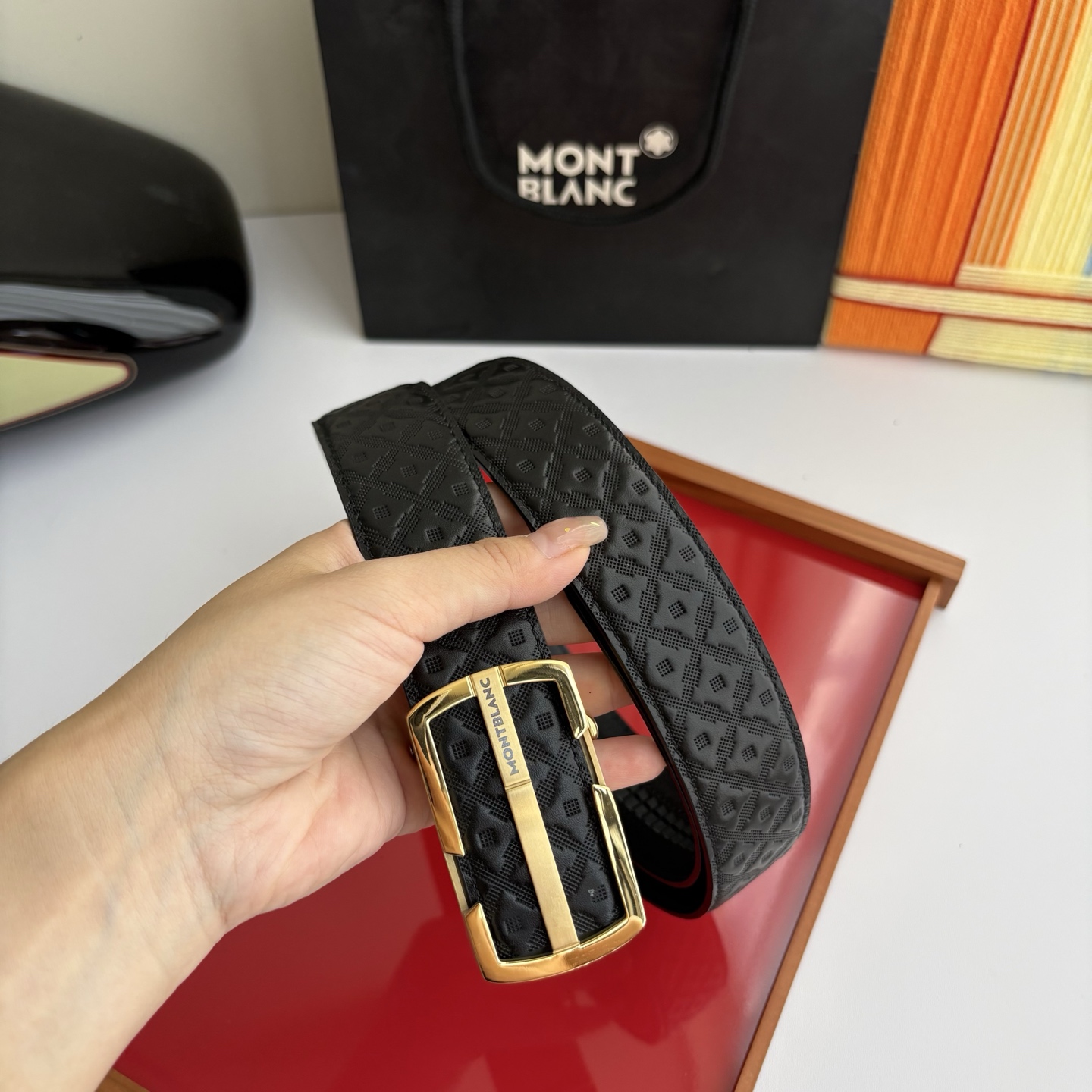 万宝龙Montblanc家持续其一贯的高雅、绅士、精致的风格，进口小牛皮，手感细腻柔软。纯钢自动精品扣，