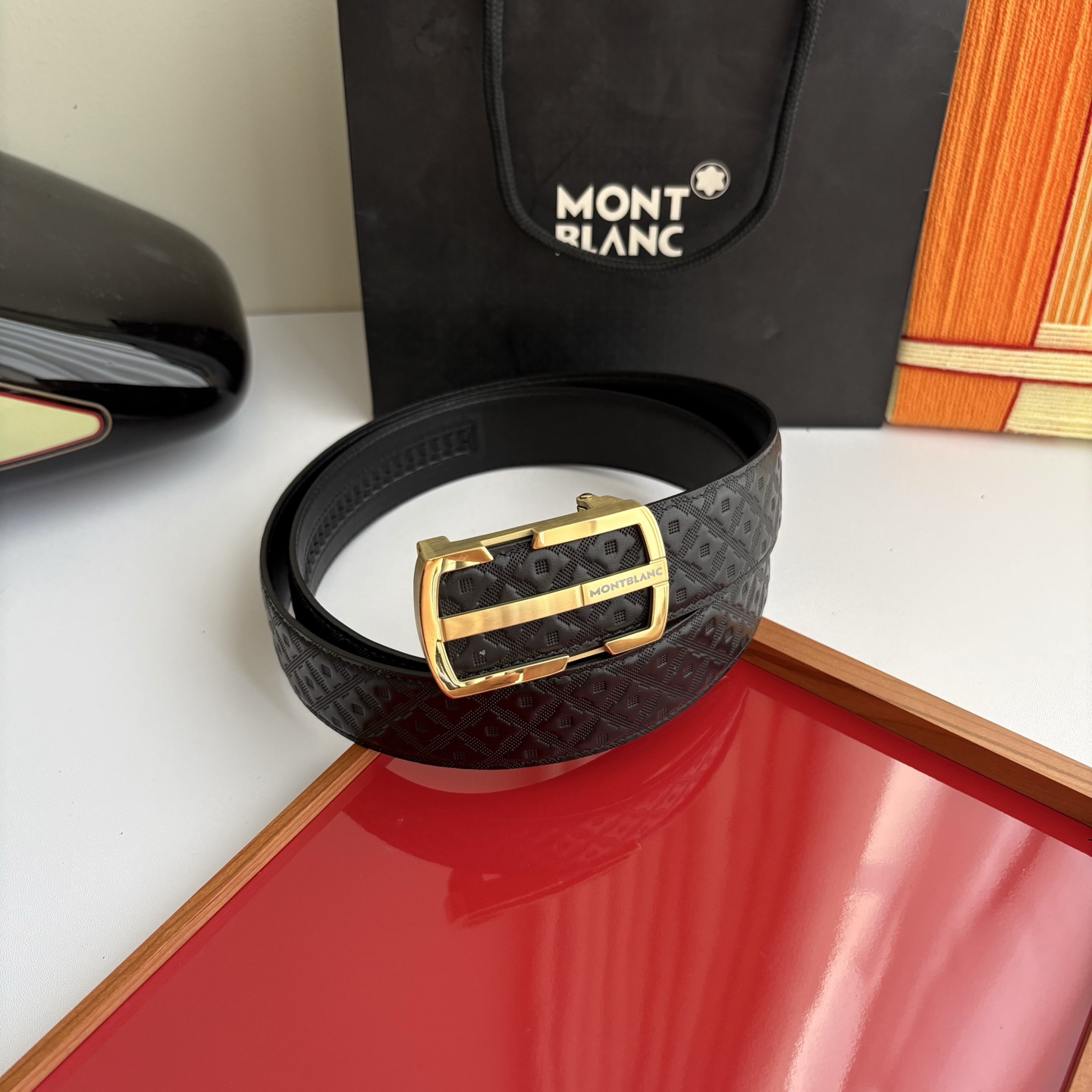 万宝龙Montblanc家持续其一贯的高雅、绅士、精致的风格，进口小牛皮，手感细腻柔软。纯钢自动精品扣，