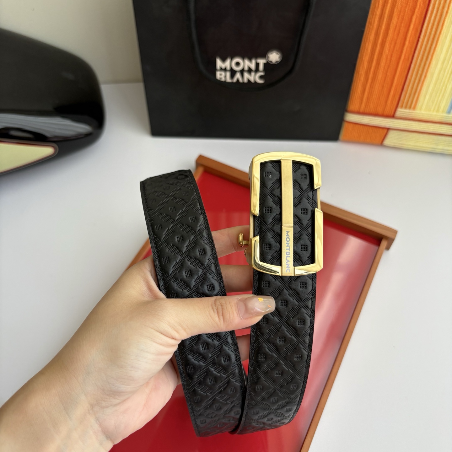 万宝龙Montblanc家持续其一贯的高雅、绅士、精致的风格，进口小牛皮，手感细腻柔软。纯钢自动精品扣，
