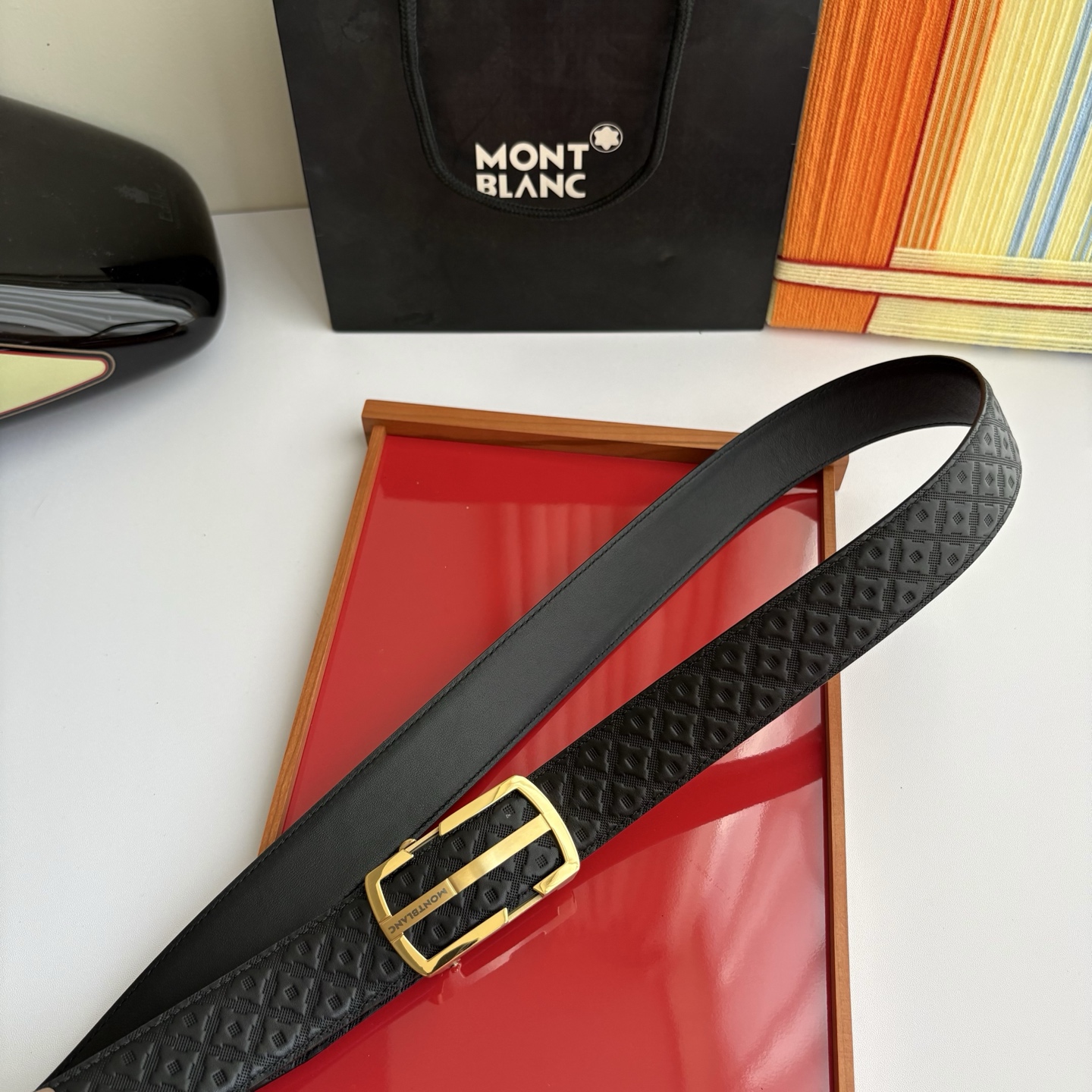 万宝龙Montblanc家持续其一贯的高雅、绅士、精致的风格，进口小牛皮，手感细腻柔软。纯钢自动精品扣，