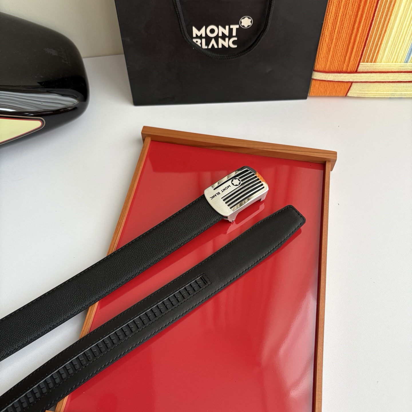 万宝龙Montblanc家持续其一贯的高雅、绅士、精致的风格，进口小牛皮，手感细腻柔软。纯钢自动精品扣，