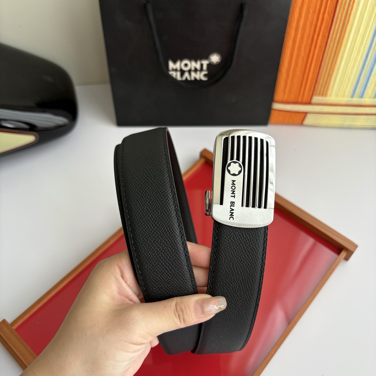 万宝龙Montblanc家持续其一贯的高雅、绅士、精致的风格，进口小牛皮，手感细腻柔软。纯钢自动精品扣，