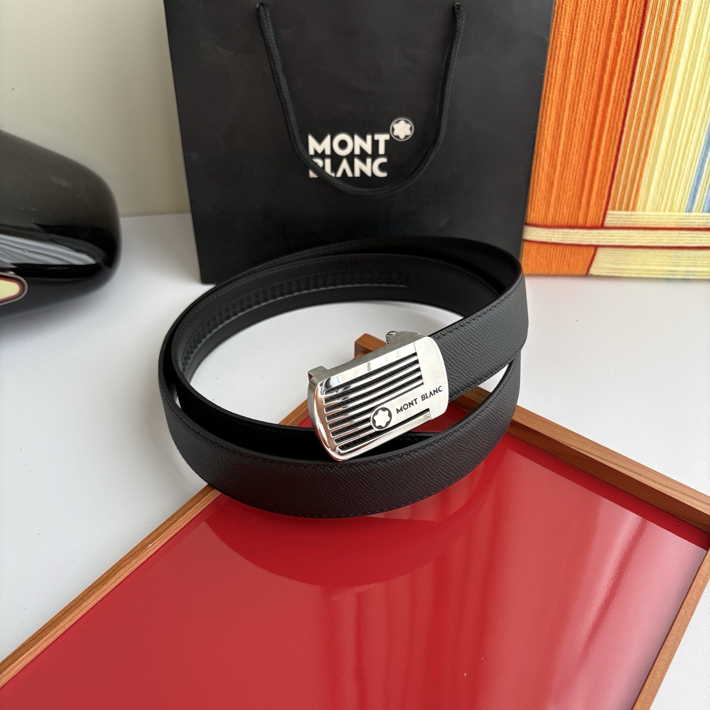 万宝龙Montblanc家持续其一贯的高雅、绅士、精致的风格，进口小牛皮，手感细腻柔软。纯钢自动精品扣，