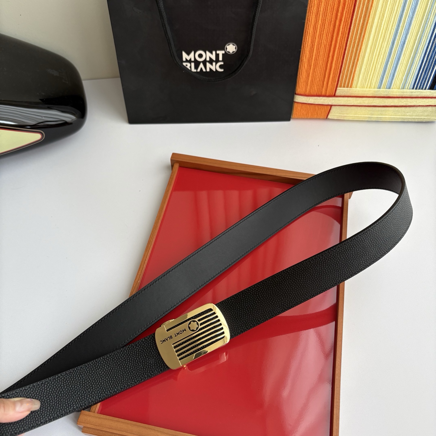 万宝龙Montblanc家持续其一贯的高雅、绅士、精致的风格，进口小牛皮，手感细腻柔软。纯钢自动精品扣，