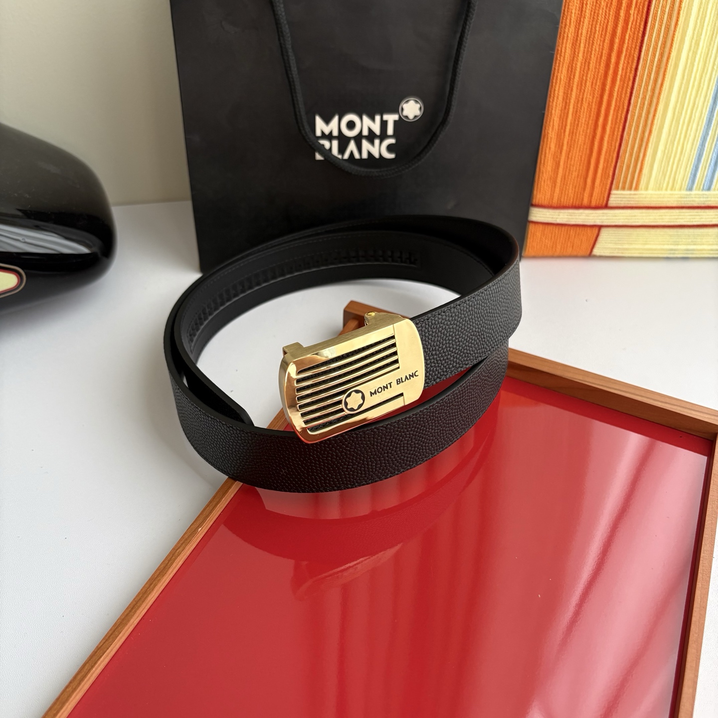 万宝龙Montblanc家持续其一贯的高雅、绅士、精致的风格，进口小牛皮，手感细腻柔软。纯钢自动精品扣，