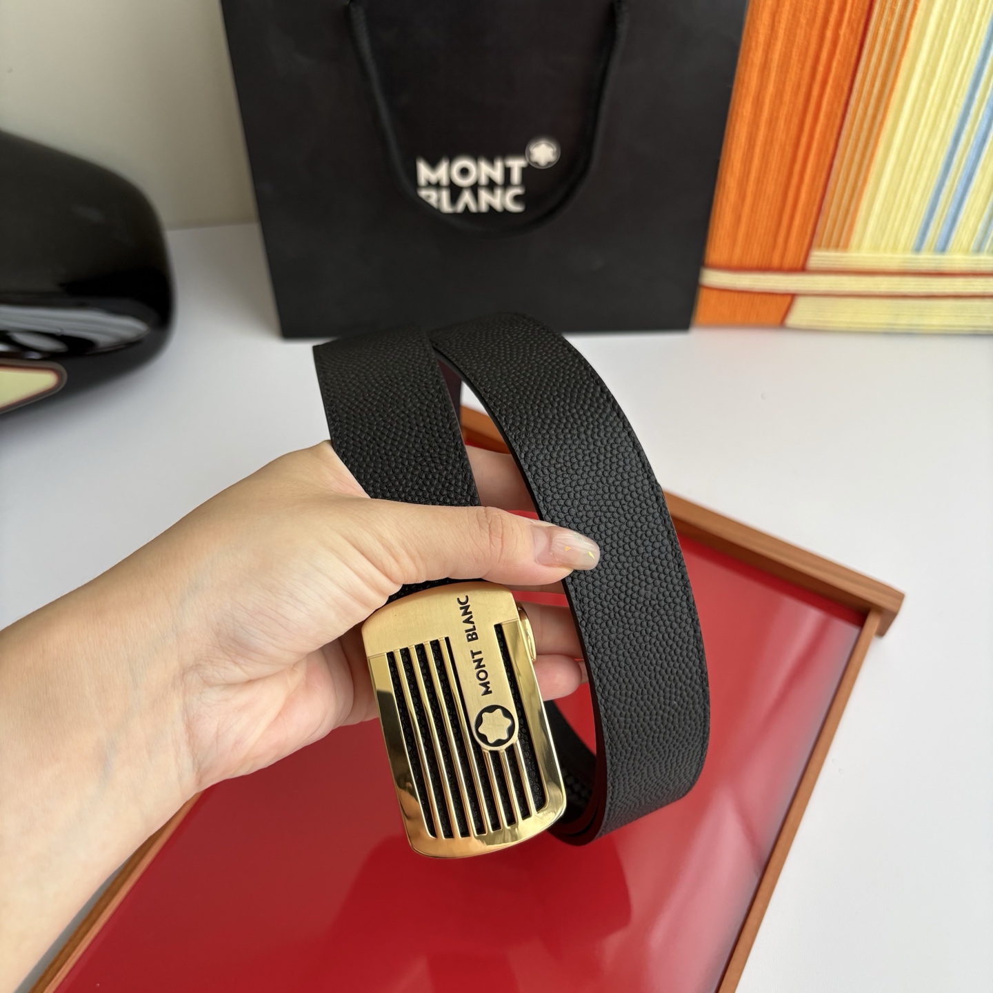 万宝龙Montblanc家持续其一贯的高雅、绅士、精致的风格，进口小牛皮，手感细腻柔软。纯钢自动精品扣，