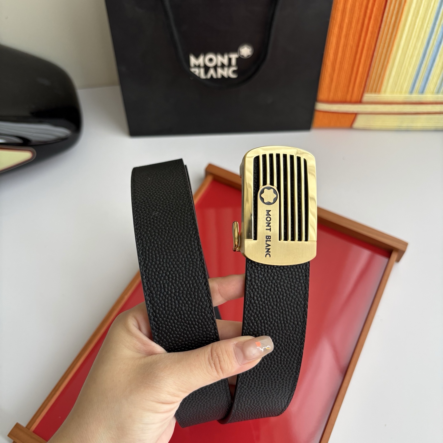 万宝龙Montblanc家持续其一贯的高雅、绅士、精致的风格，进口小牛皮，手感细腻柔软。纯钢自动精品扣，