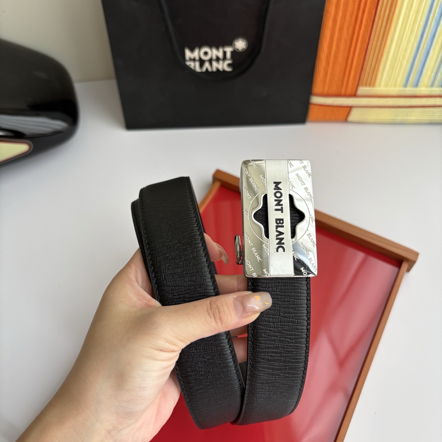万宝龙Montblanc家持续其一贯的高雅、绅士、精致的风格，进口小牛皮，手感细腻柔软。纯钢自动精品扣，