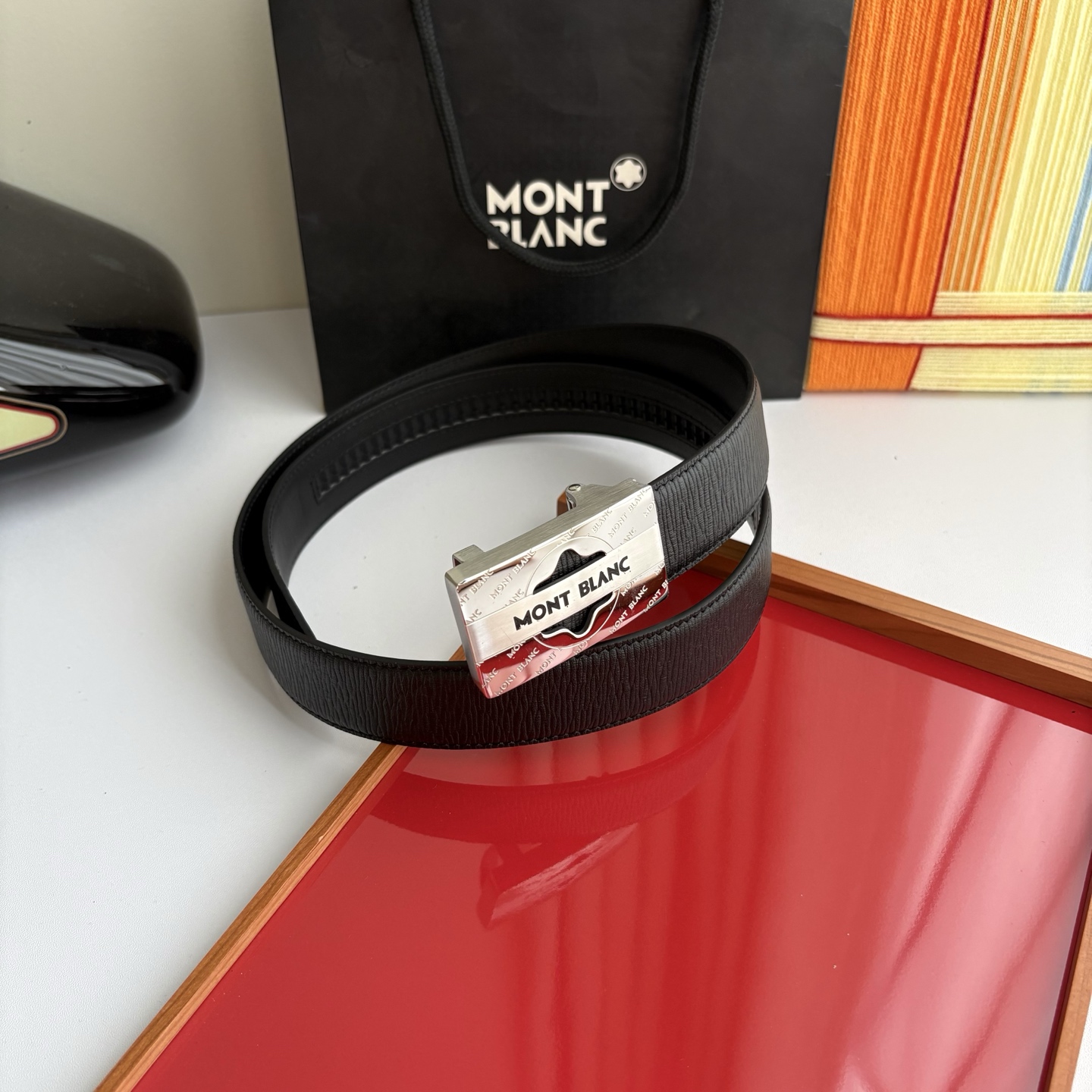 万宝龙Montblanc家持续其一贯的高雅、绅士、精致的风格，进口小牛皮，手感细腻柔软。纯钢自动精品扣，