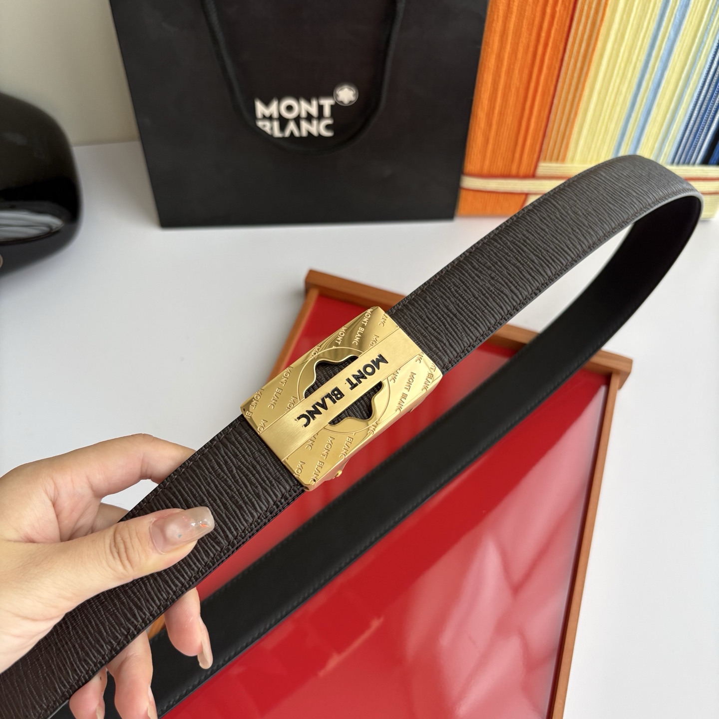 万宝龙Montblanc家持续其一贯的高雅、绅士、精致的风格，进口小牛皮，手感细腻柔软。纯钢自动精品扣，