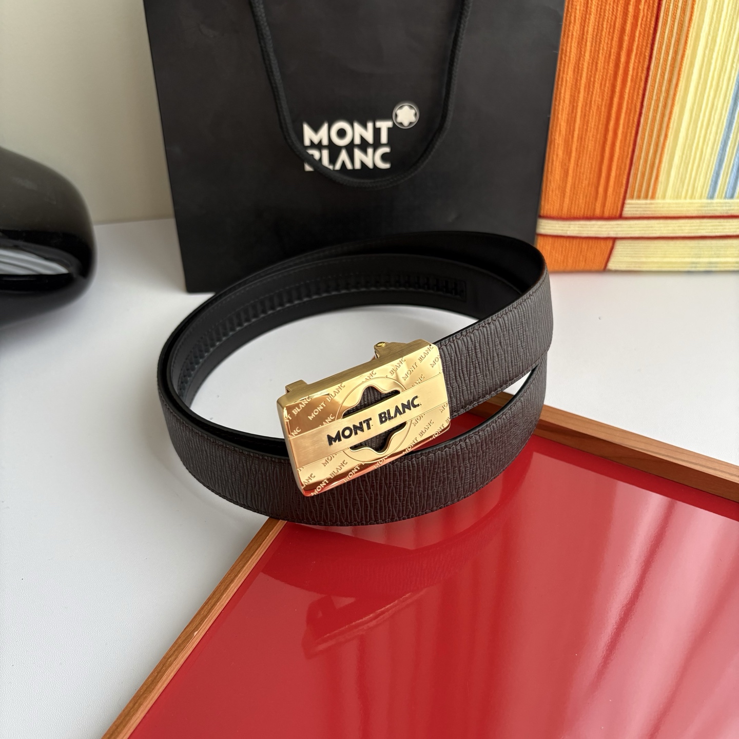 万宝龙Montblanc家持续其一贯的高雅、绅士、精致的风格，进口小牛皮，手感细腻柔软。纯钢自动精品扣，