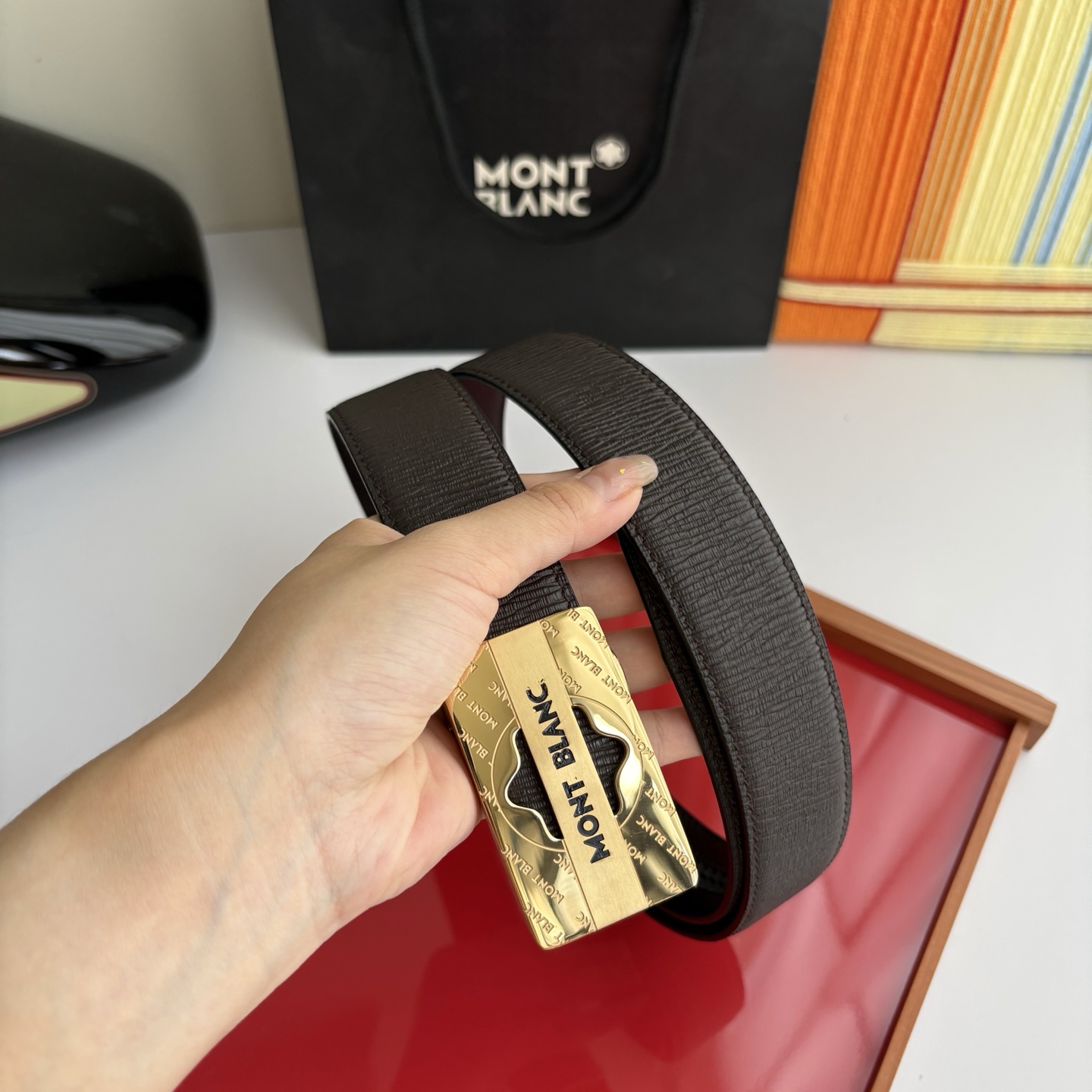万宝龙Montblanc家持续其一贯的高雅、绅士、精致的风格，进口小牛皮，手感细腻柔软。纯钢自动精品扣，