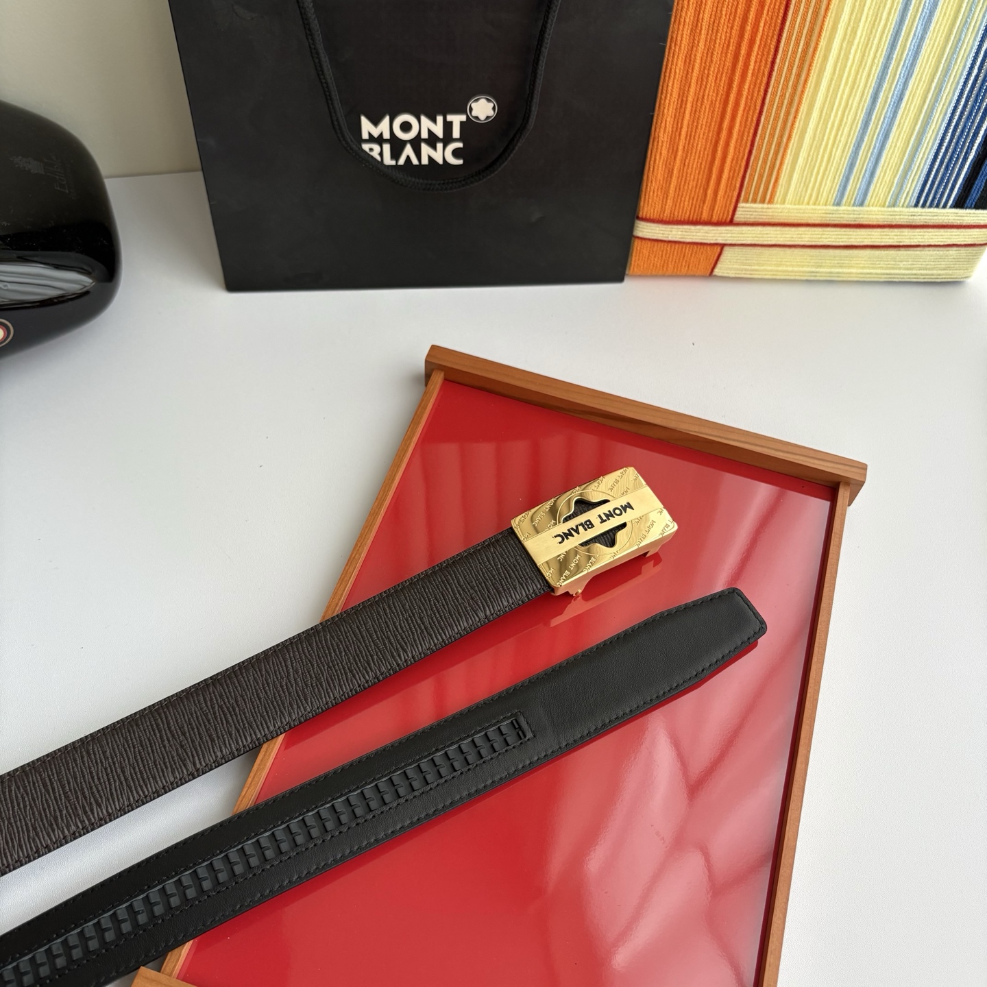 万宝龙Montblanc家持续其一贯的高雅、绅士、精致的风格，进口小牛皮，手感细腻柔软。纯钢自动精品扣，