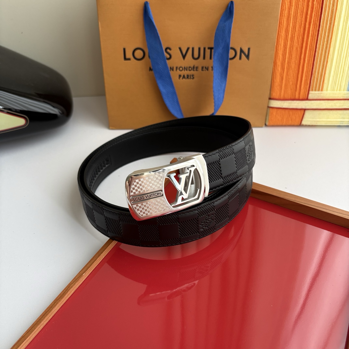 Lv新款压花小牛皮，手感细腻柔软。搭配纯钢自动精品钢扣，男士必备！宽度：3.5cm