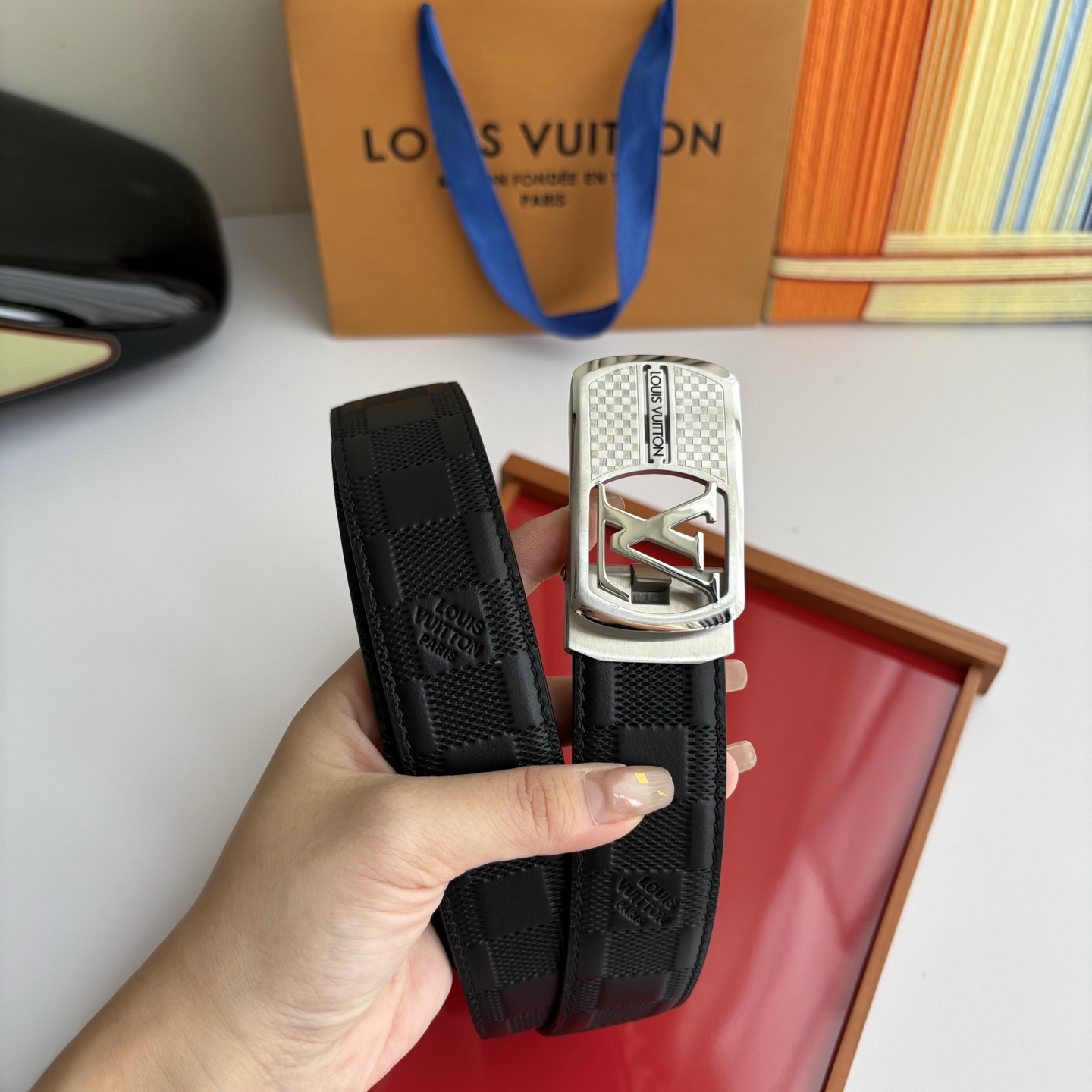 Lv新款压花小牛皮，手感细腻柔软。搭配纯钢自动精品钢扣，男士必备！宽度：3.5cm