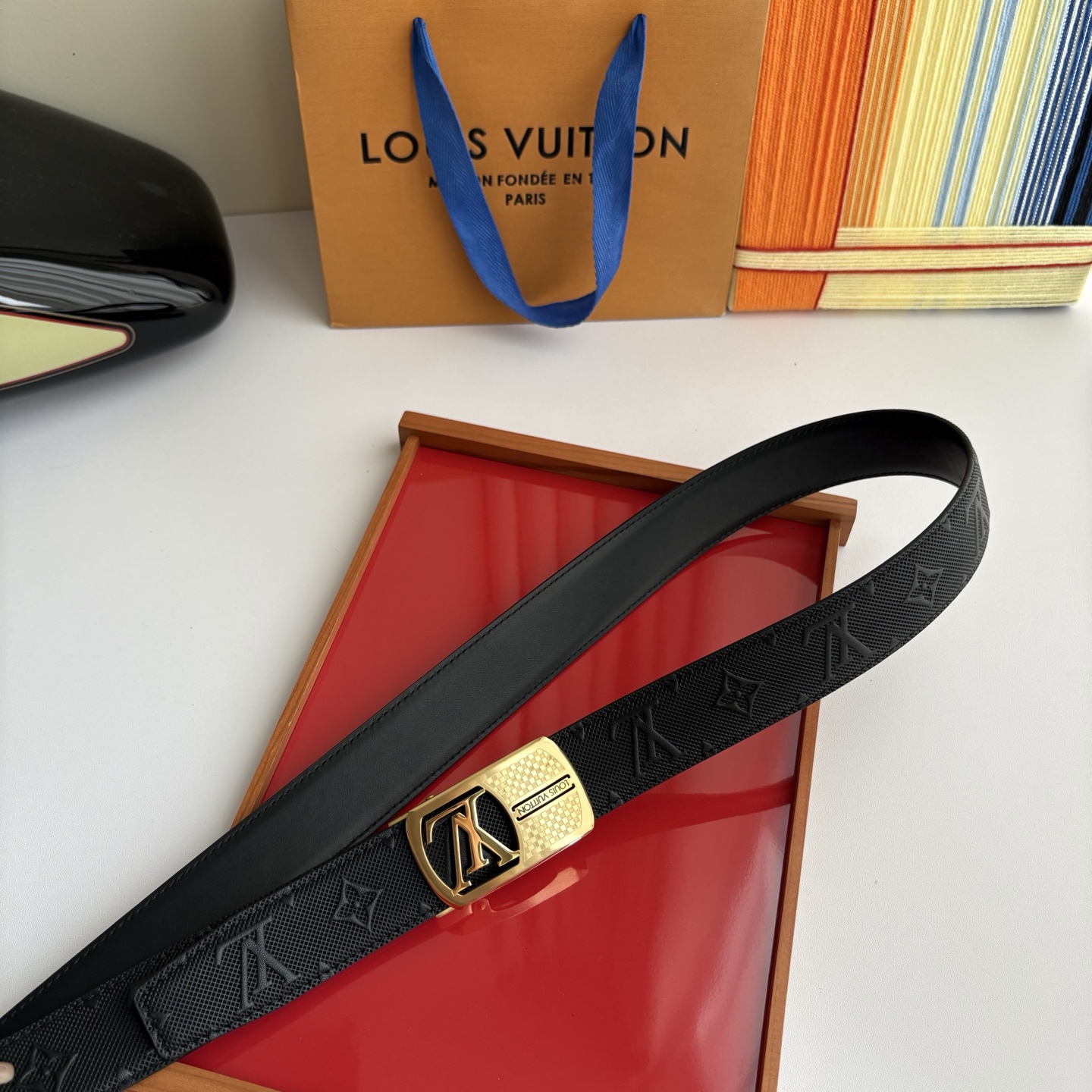 Lv新款压花小牛皮，手感细腻柔软。搭配纯钢自动精品钢扣，男士必备！宽度：3.5cm