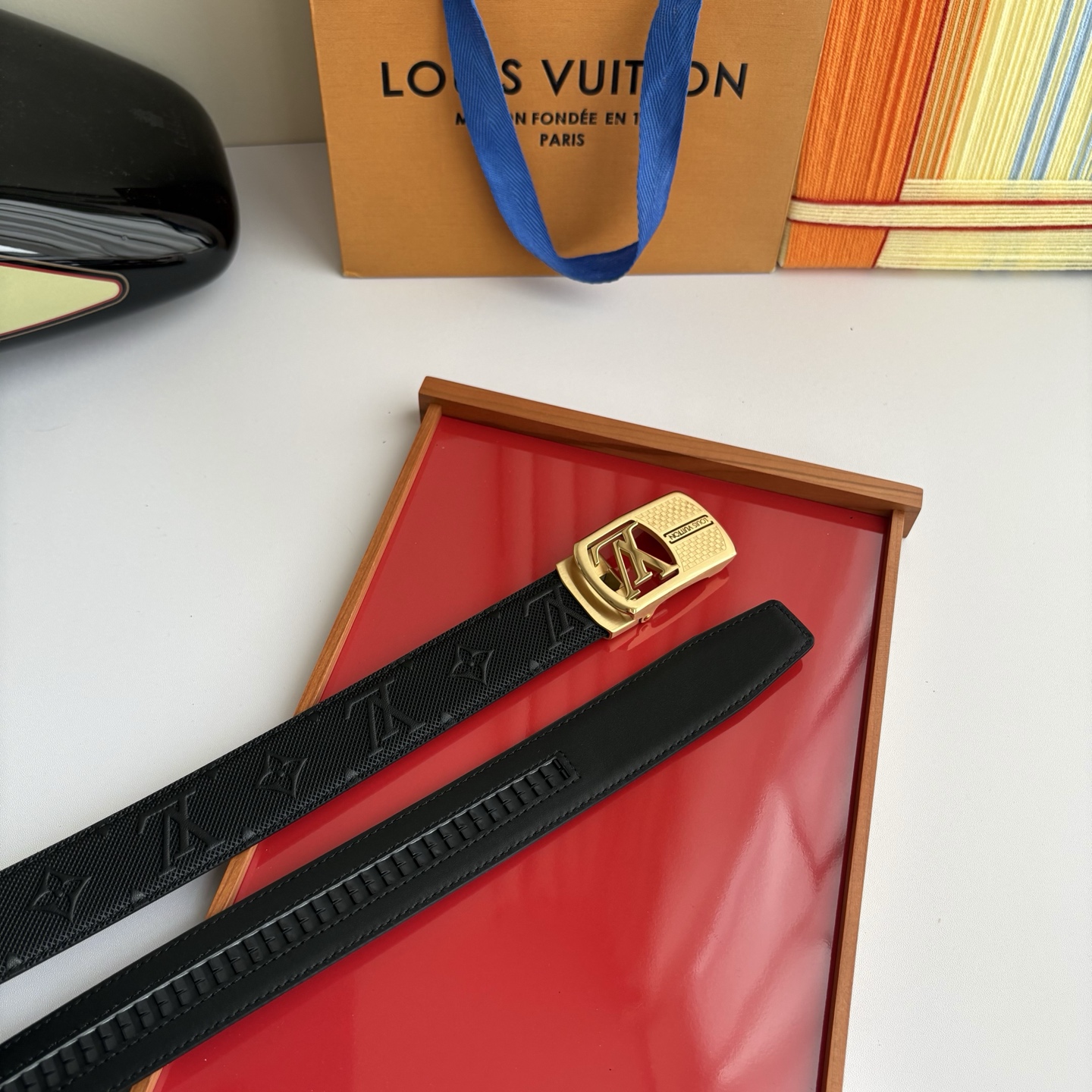 Lv新款压花小牛皮，手感细腻柔软。搭配纯钢自动精品钢扣，男士必备！宽度：3.5cm