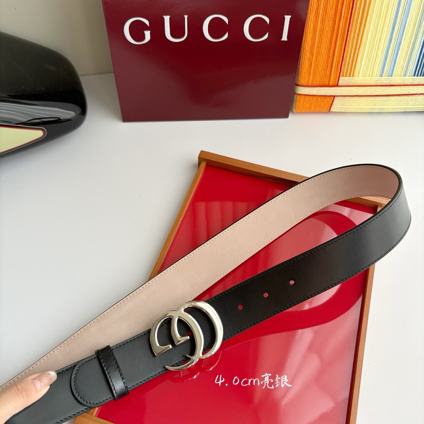 Gucci精品亮面皮纹原版树膏沙底，搭配新款双G亮面扣，宽4.0cm，时尚大方，典雅别致。